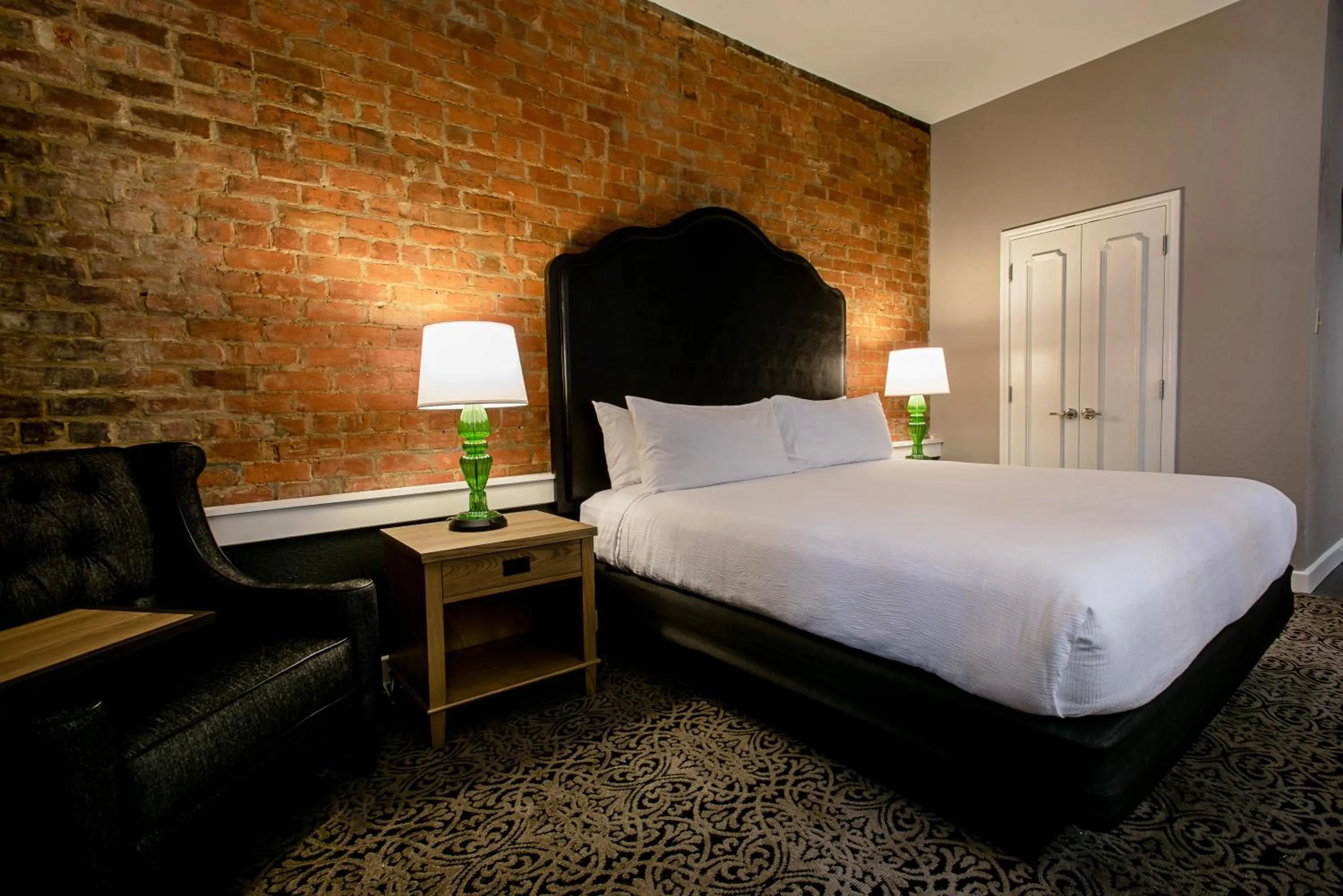 Photo of the whole room, Bed in Holiday Inn Hotel French Quarter-Chateau Lemoyne by IHG