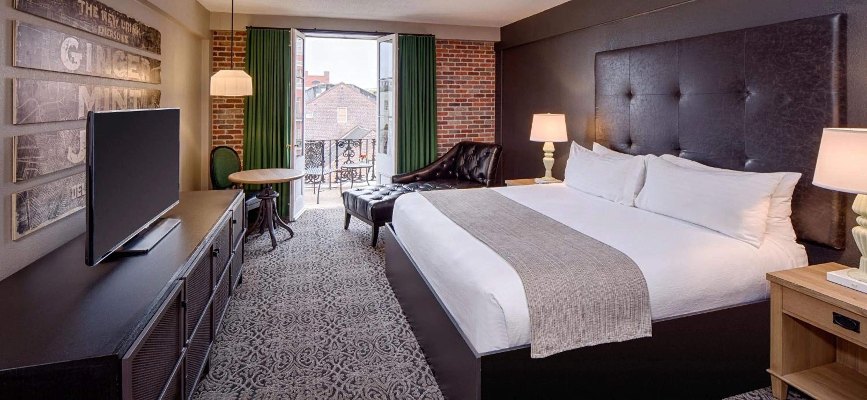 Photo of the whole room, Bed in Holiday Inn Hotel French Quarter-Chateau Lemoyne by IHG