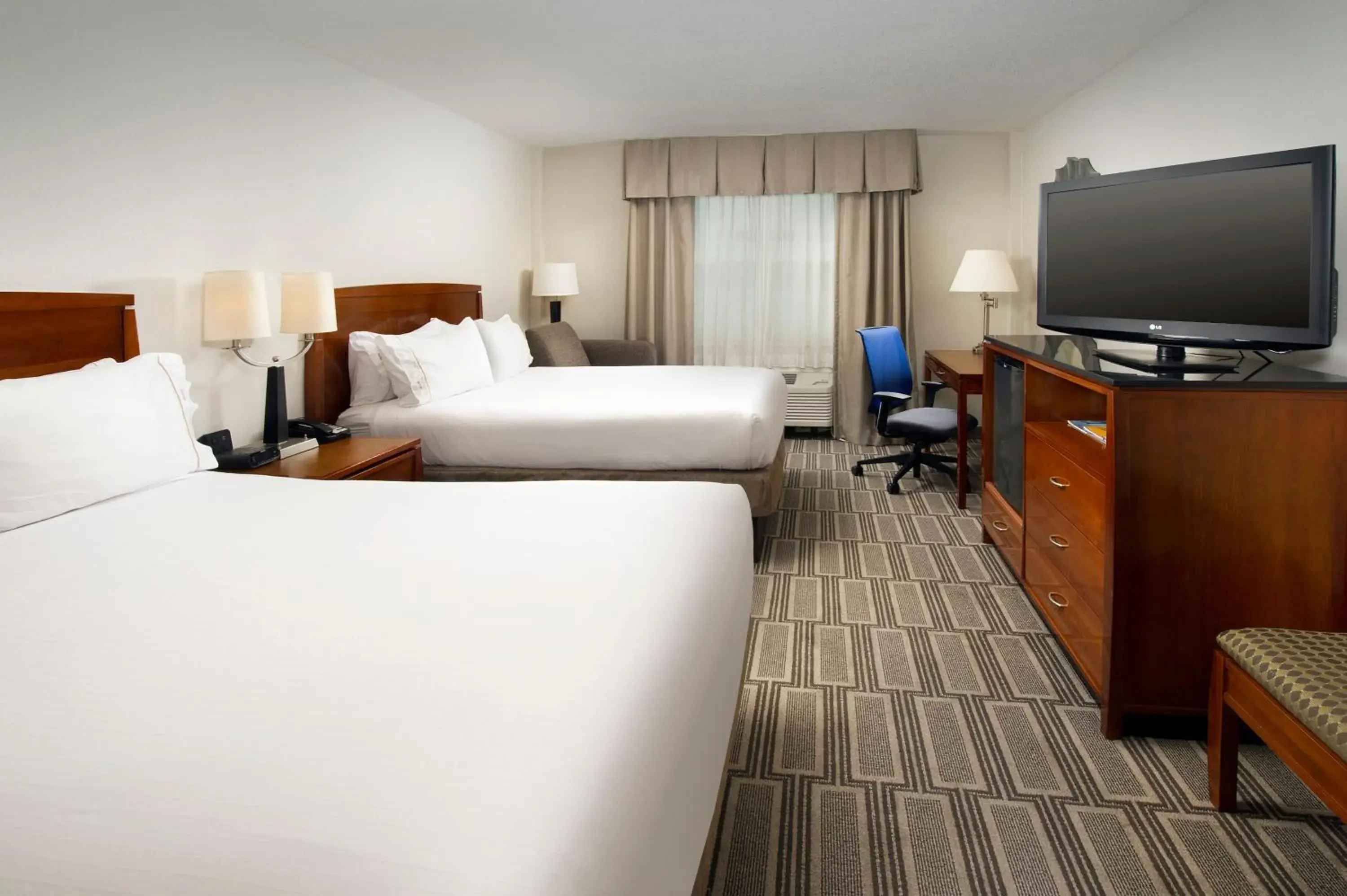 Bed, TV/Entertainment Center in Holiday Inn Express Baltimore At The Stadiums, an IHG Hotel