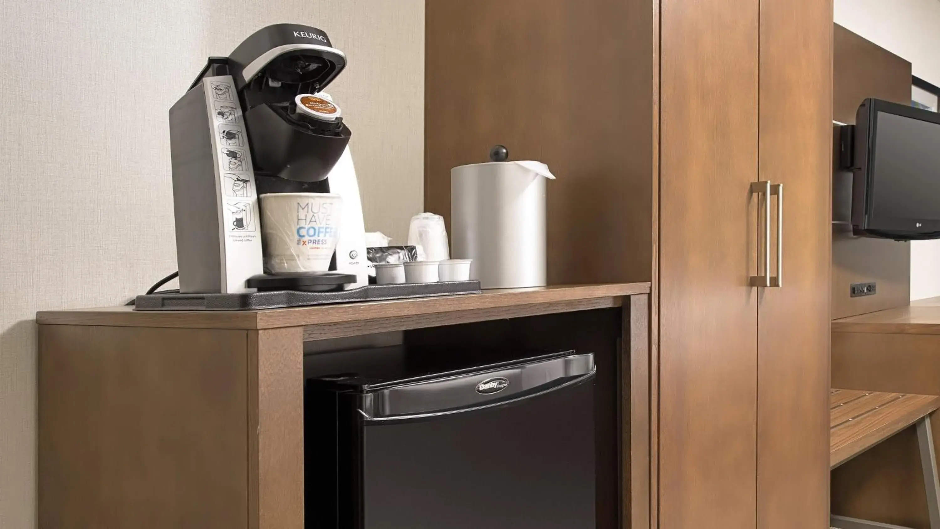 Bedroom, Coffee/Tea Facilities in Holiday Inn Express Baltimore At The Stadiums, an IHG Hotel