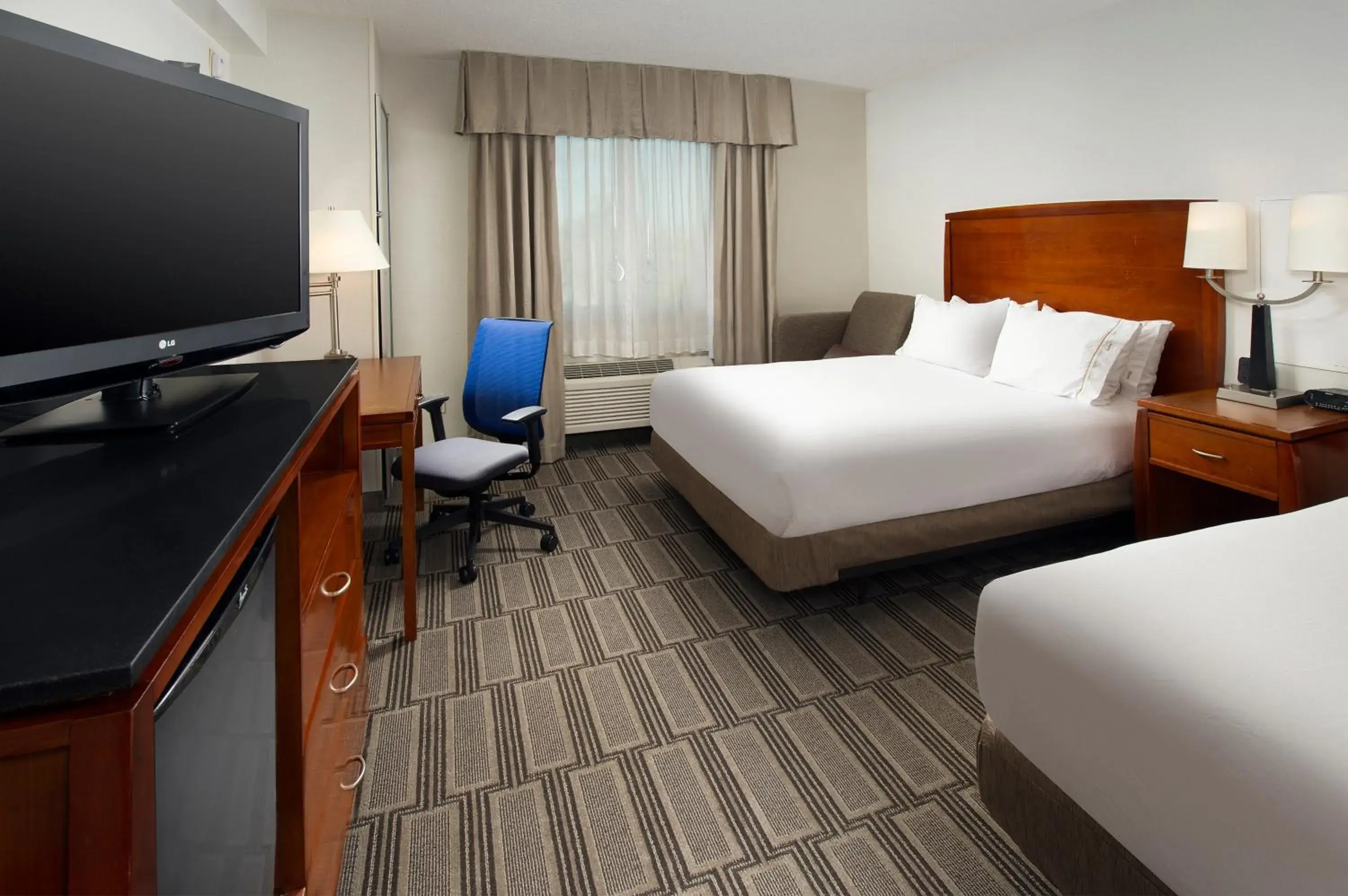 Bed, TV/Entertainment Center in Holiday Inn Express Baltimore At The Stadiums, an IHG Hotel