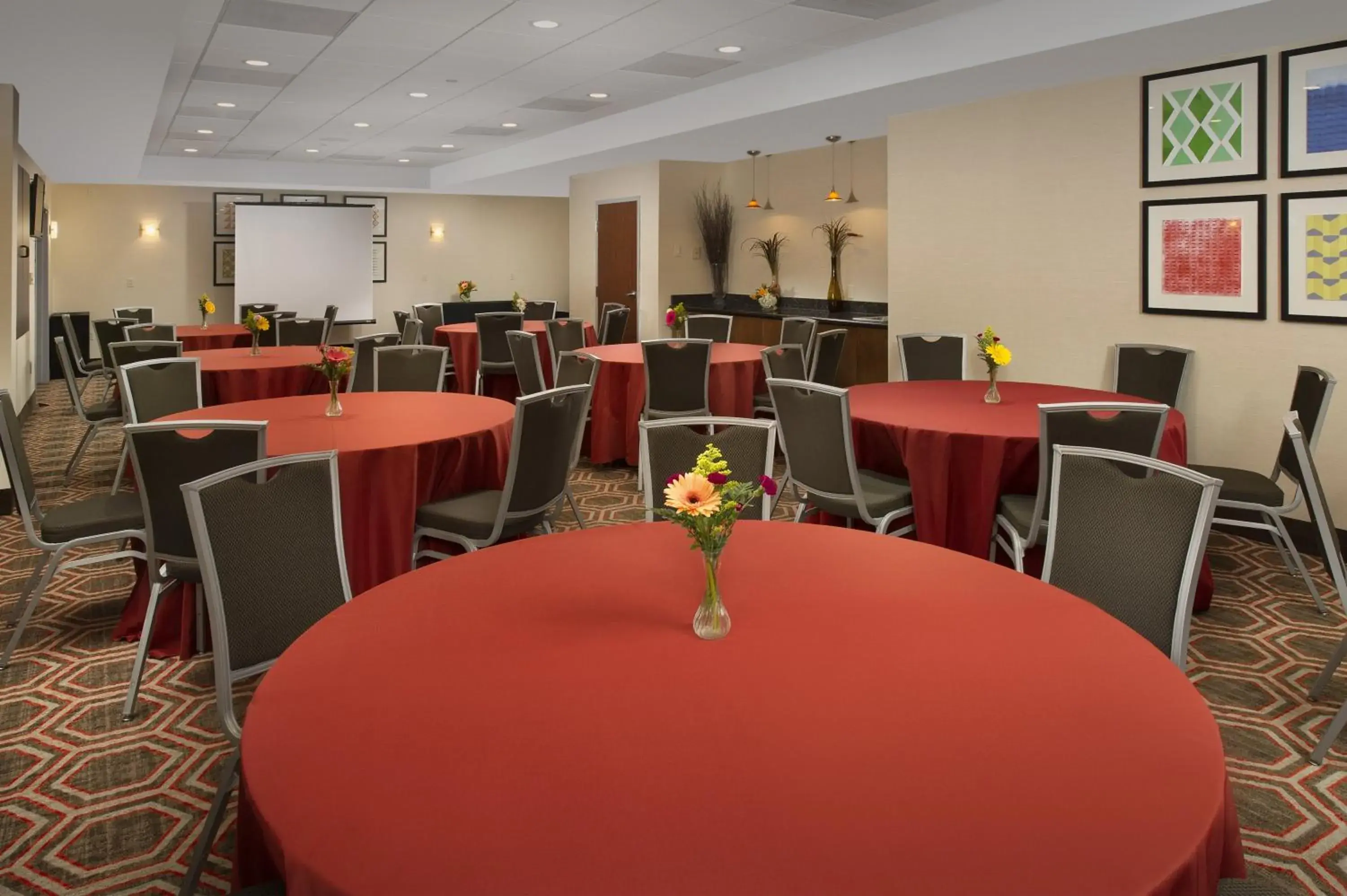 Meeting/conference room, Restaurant/Places to Eat in Holiday Inn Express Baltimore At The Stadiums, an IHG Hotel