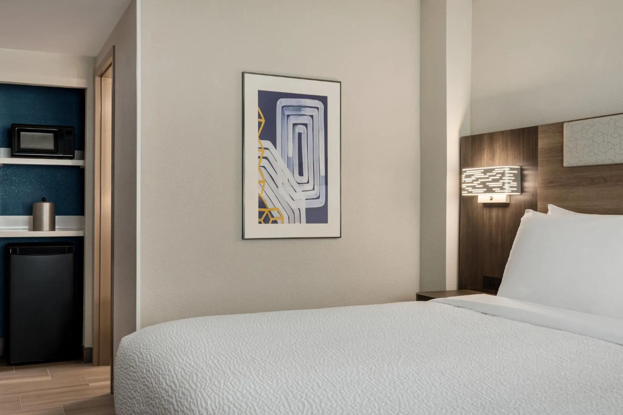 Photo of the whole room, Bed in Holiday Inn Express Baltimore at the Stadiums by IHG