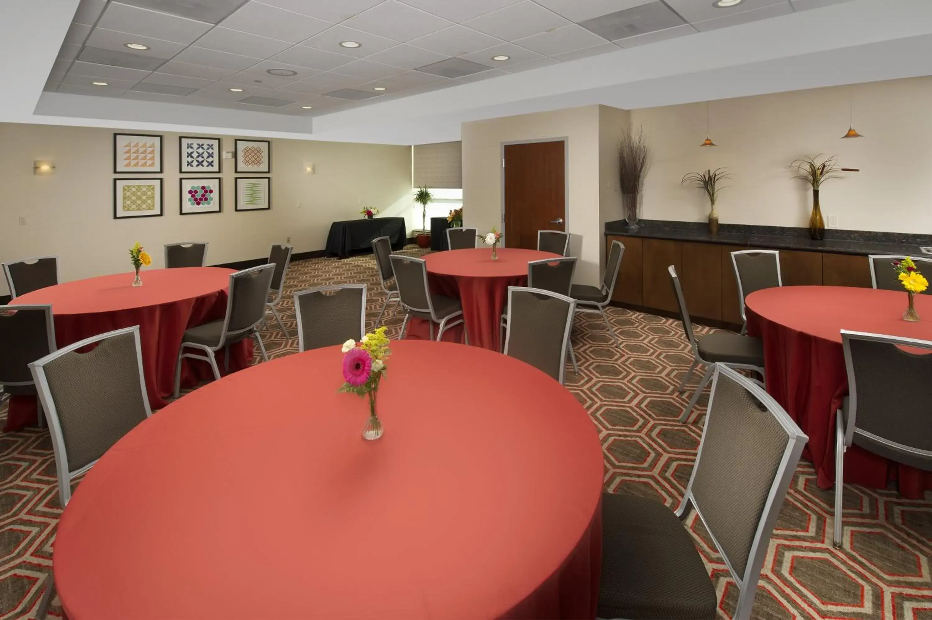 Meeting/conference room, Restaurant/Places to Eat in Holiday Inn Express Baltimore At The Stadiums, an IHG Hotel