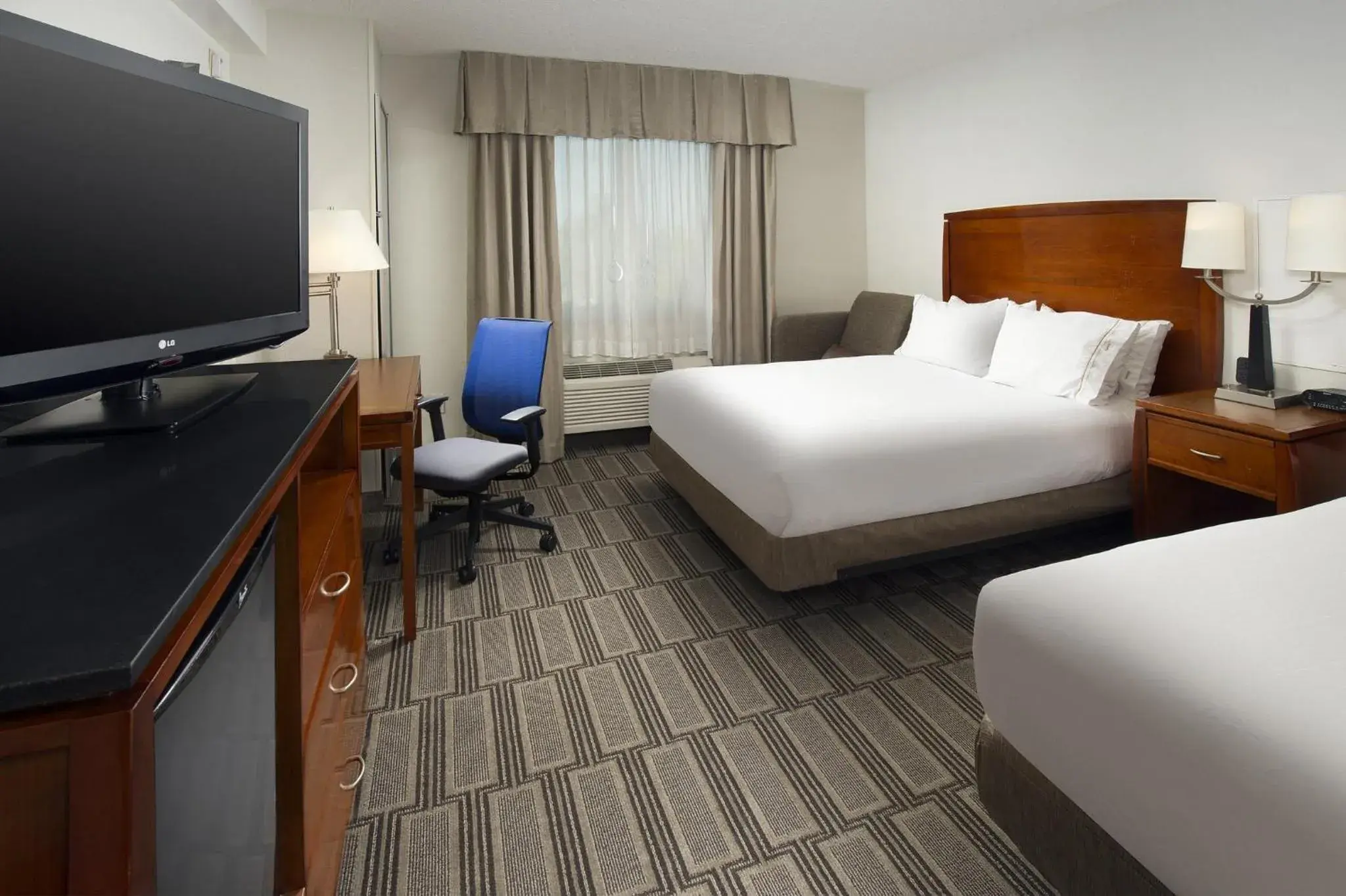 Photo of the whole room, Bed in Holiday Inn Express Baltimore at the Stadiums by IHG Photo of the whole room, Bed in Holiday Inn Express Baltimore at the Stadiums by IHG