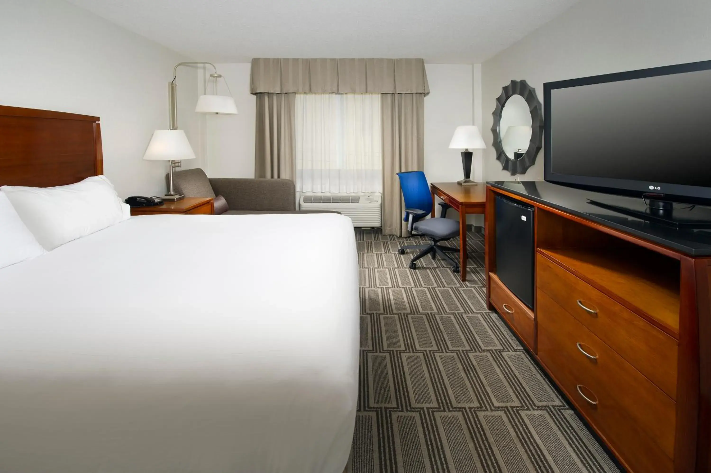 Bed, TV/Entertainment Center in Holiday Inn Express Baltimore At The Stadiums, an IHG Hotel