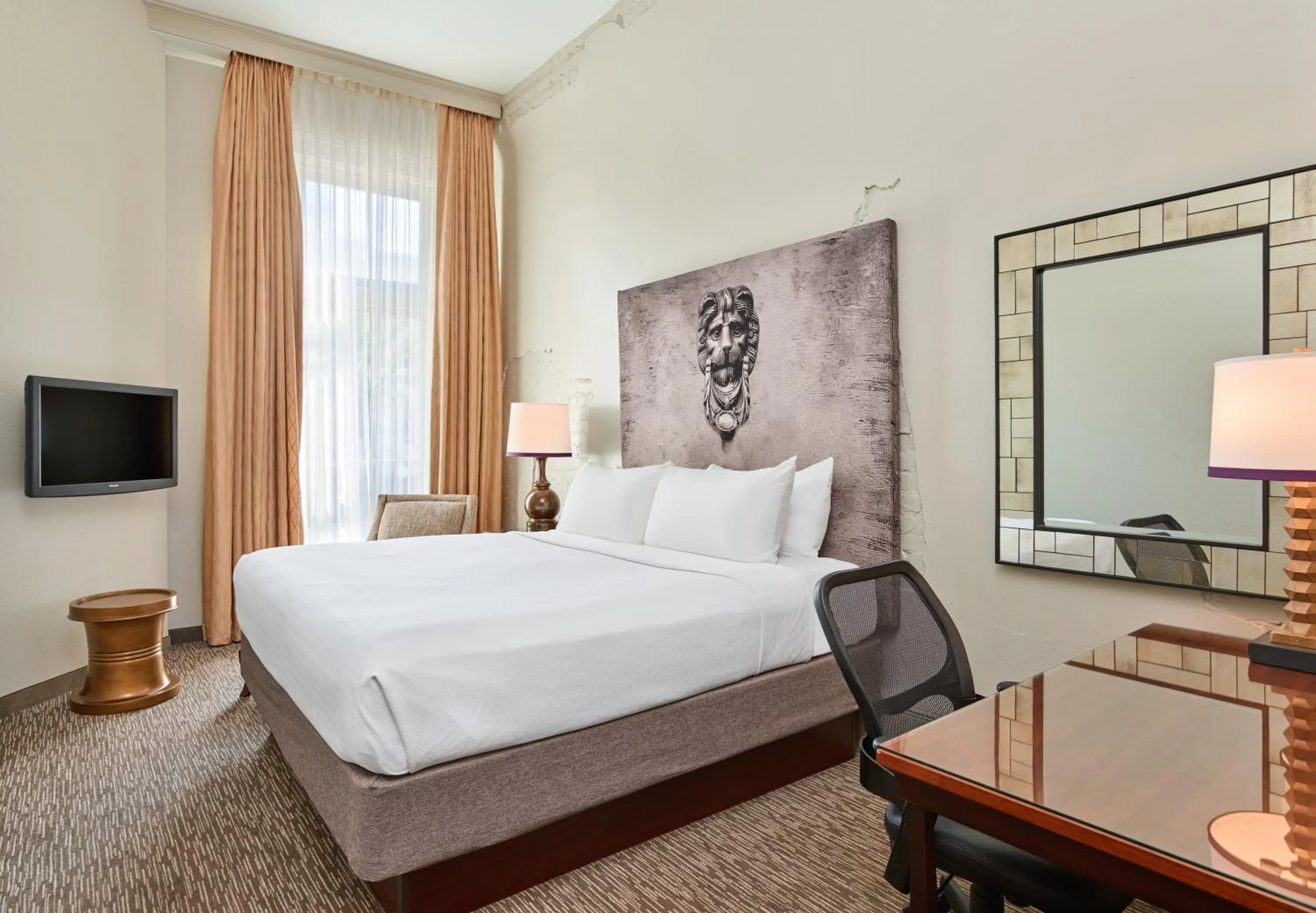 Photo of the whole room, Bed in Crowne Plaza New Orleans French Qtr - Astor by IHG
