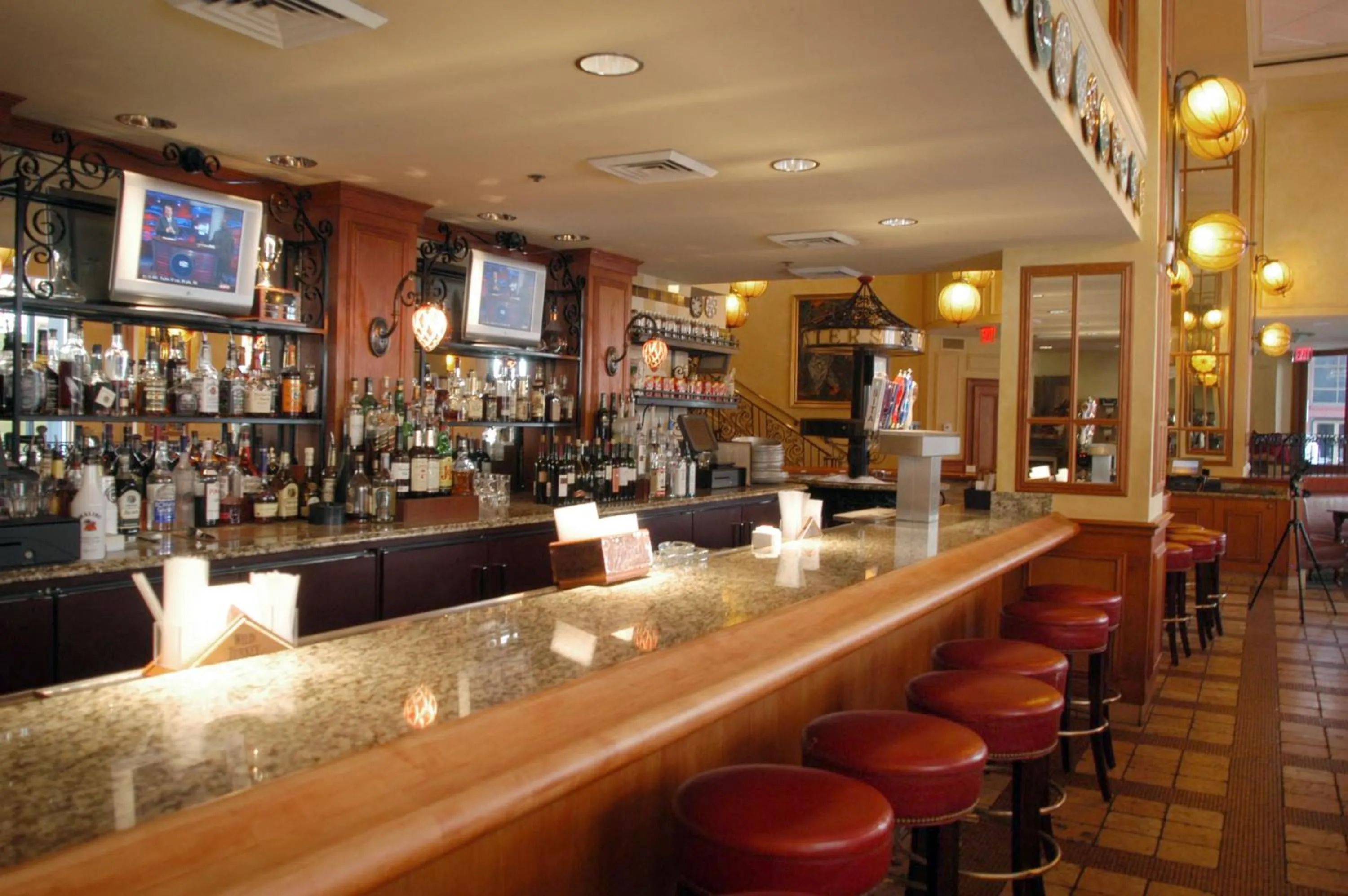 Lounge or bar in Crowne Plaza New Orleans French Qtr - Astor by IHG