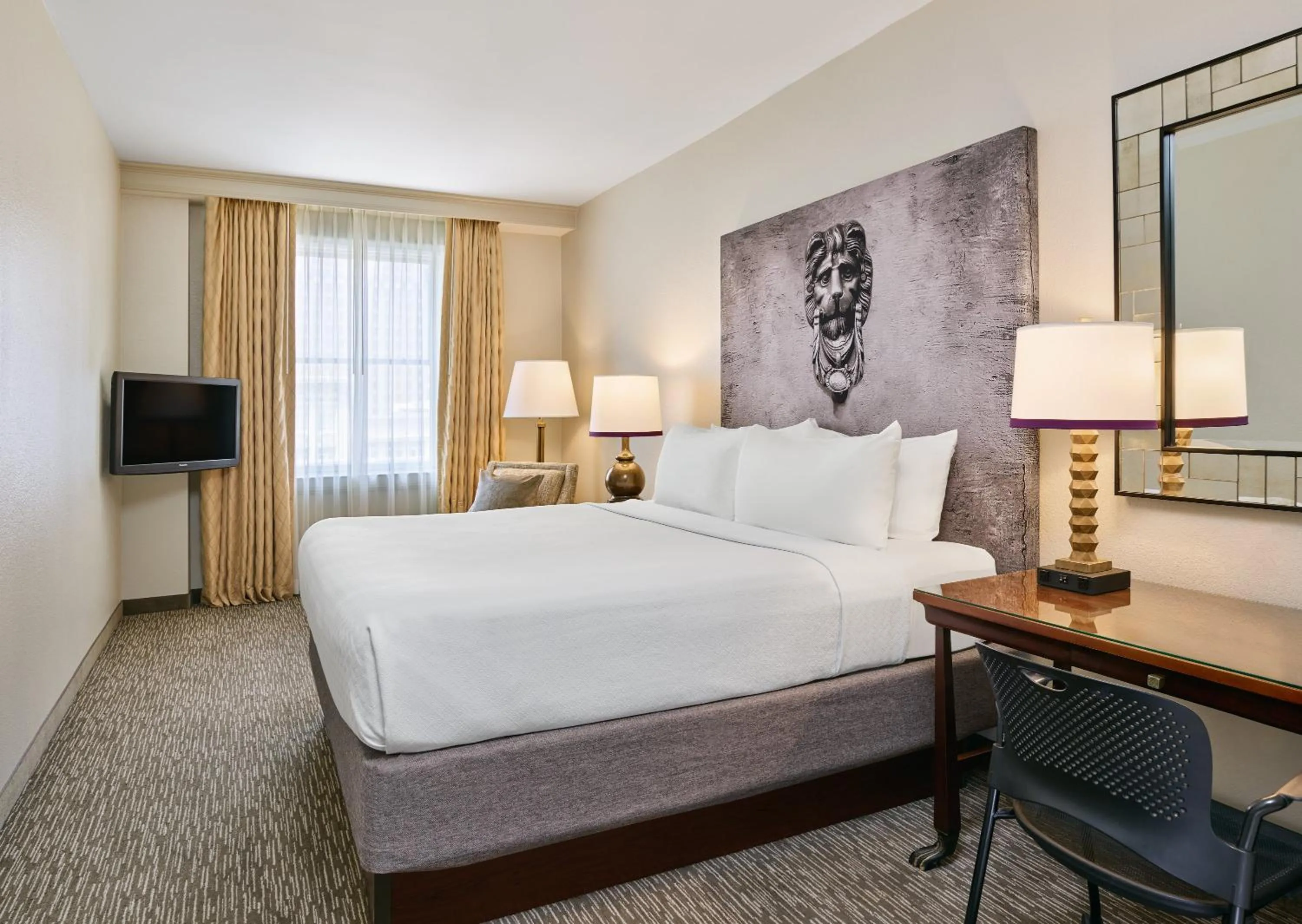 Photo of the whole room, Bed in Crowne Plaza New Orleans French Qtr - Astor by IHG