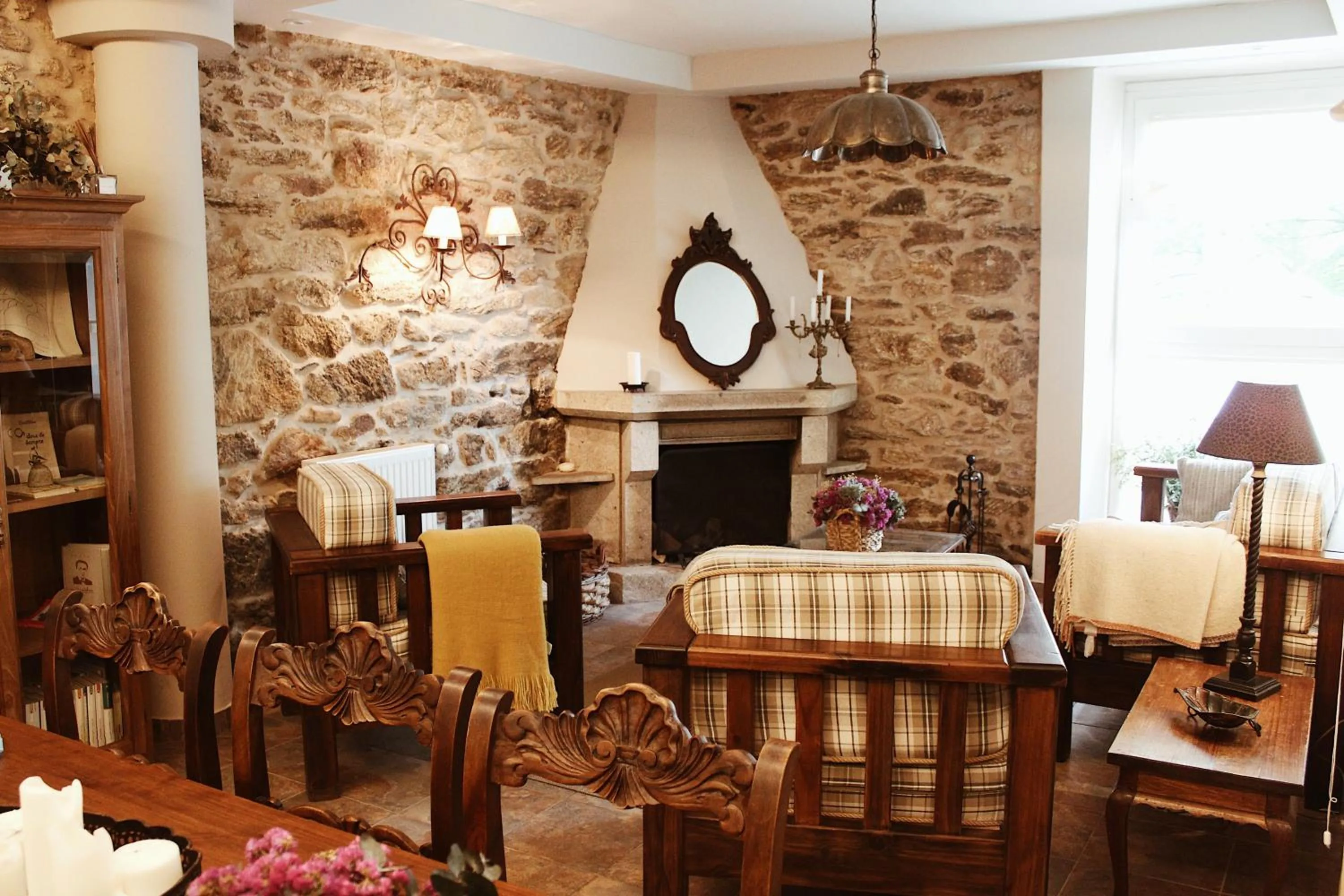 Communal lounge/ TV room in Eco Hotel Nos