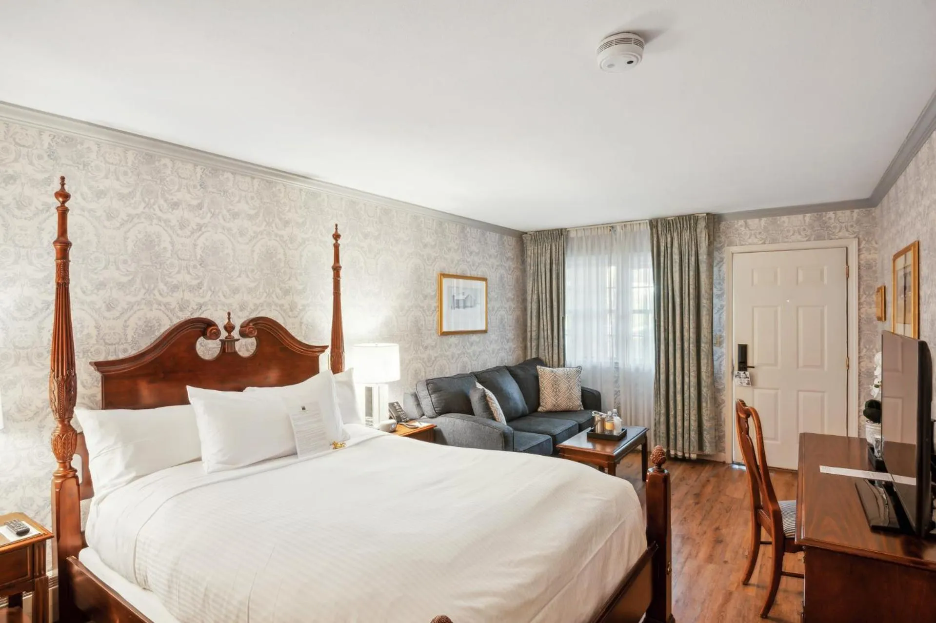 Bedroom, Bed in Avon Old Farms Hotel