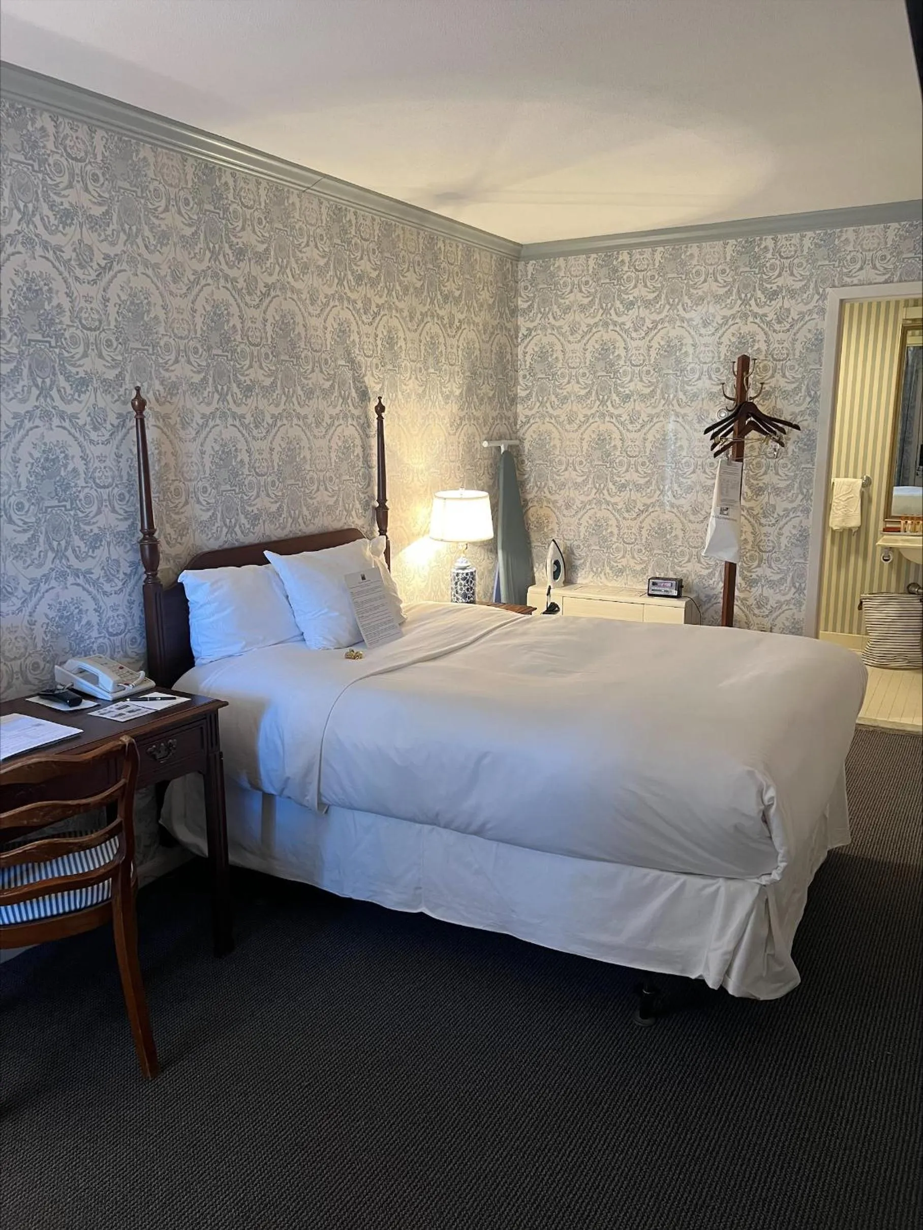 Bedroom, Bed in Avon Old Farms Hotel