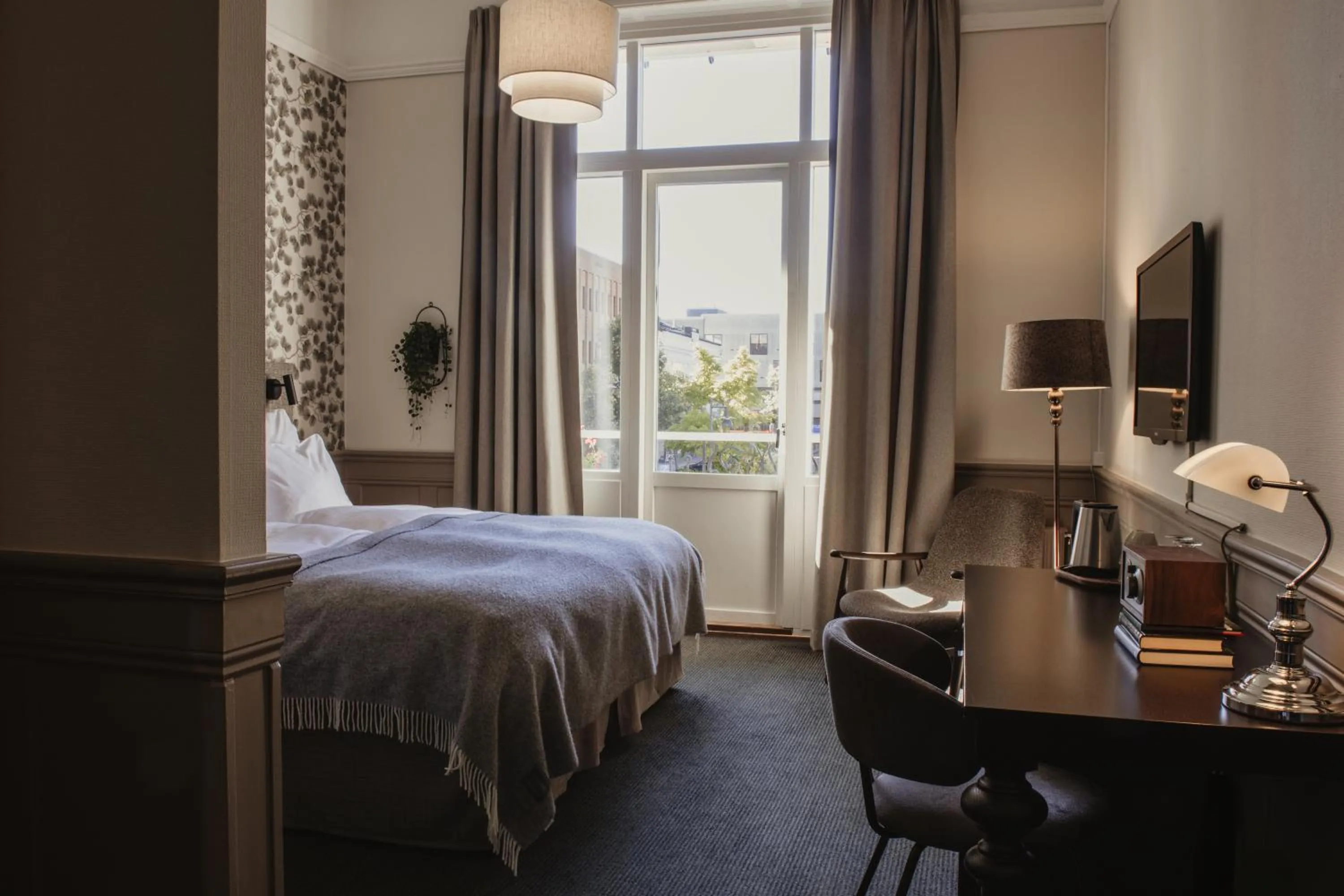 Bedroom, Bed in Home Hotel Post