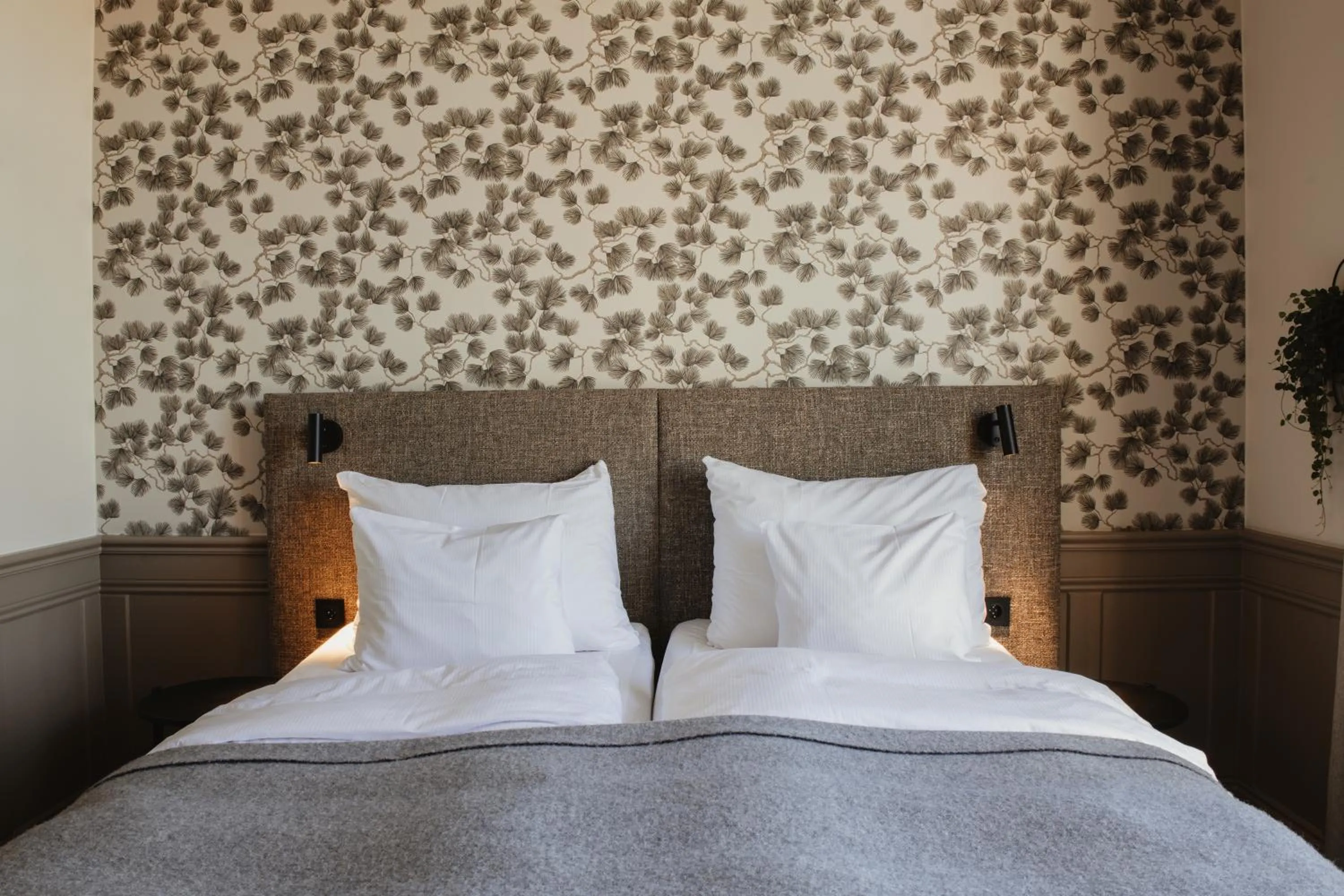 Bedroom, Bed in Home Hotel Post