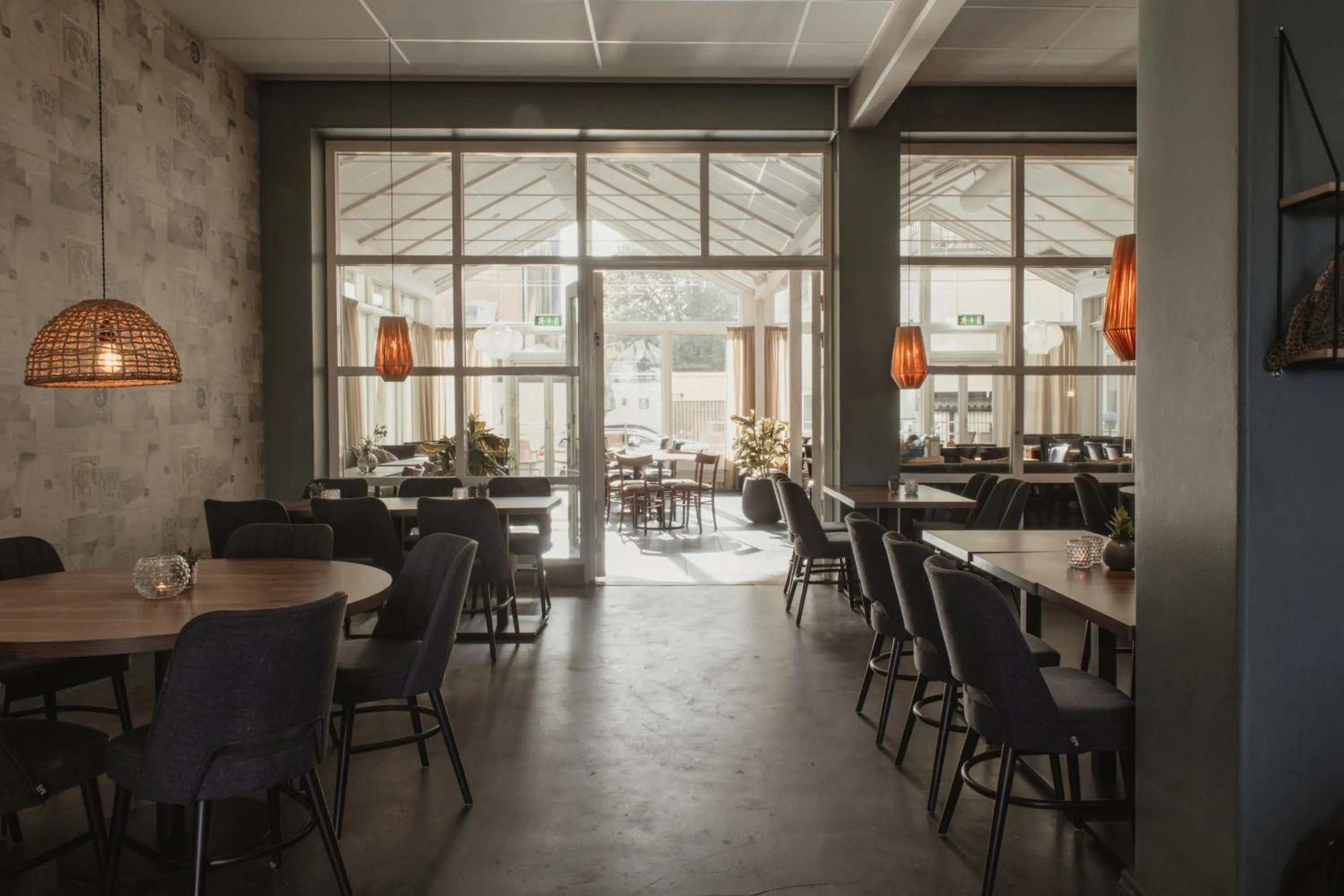 Restaurant/places to eat in Home Hotel Post