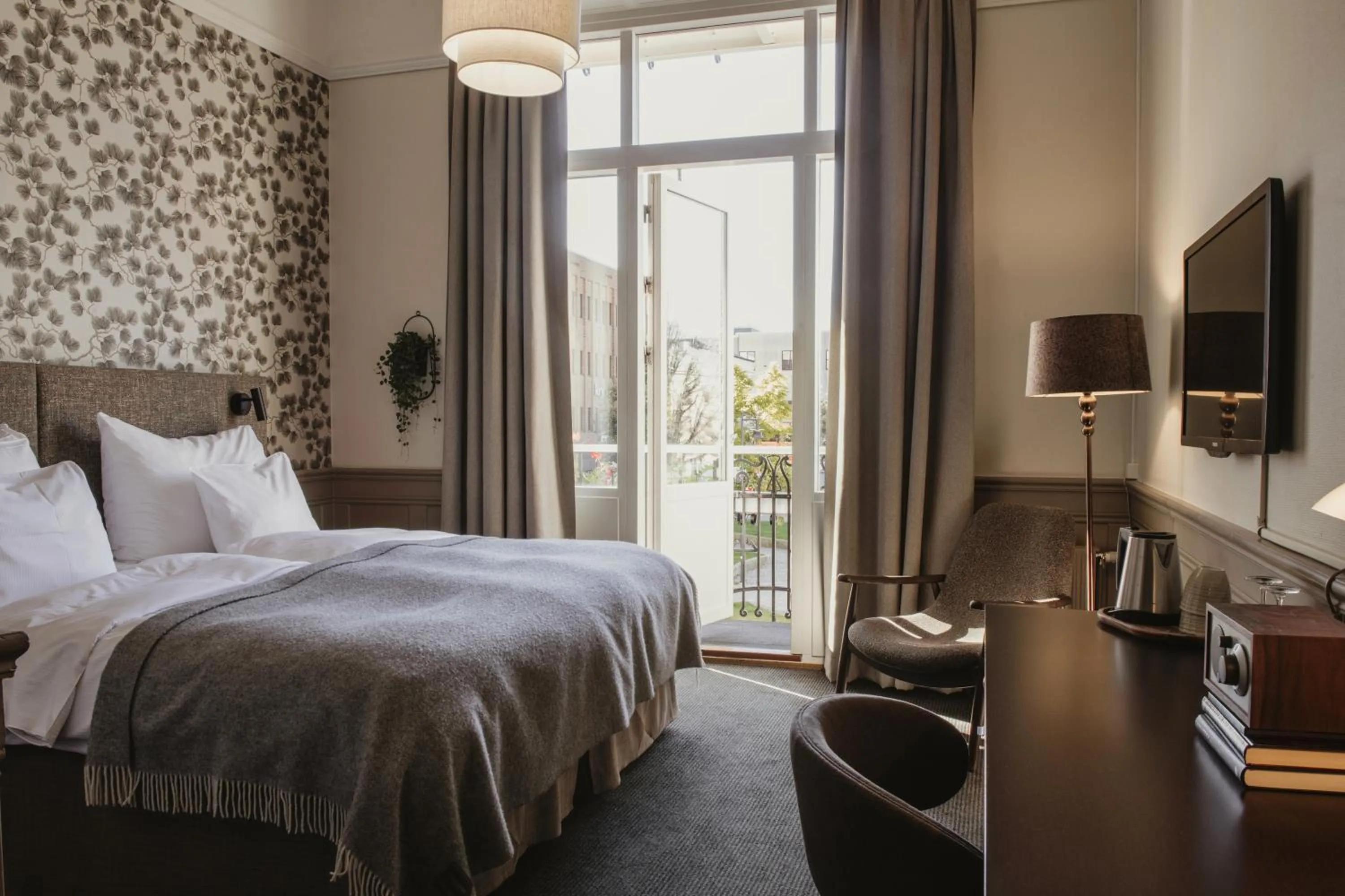 Bedroom, Bed in Home Hotel Post