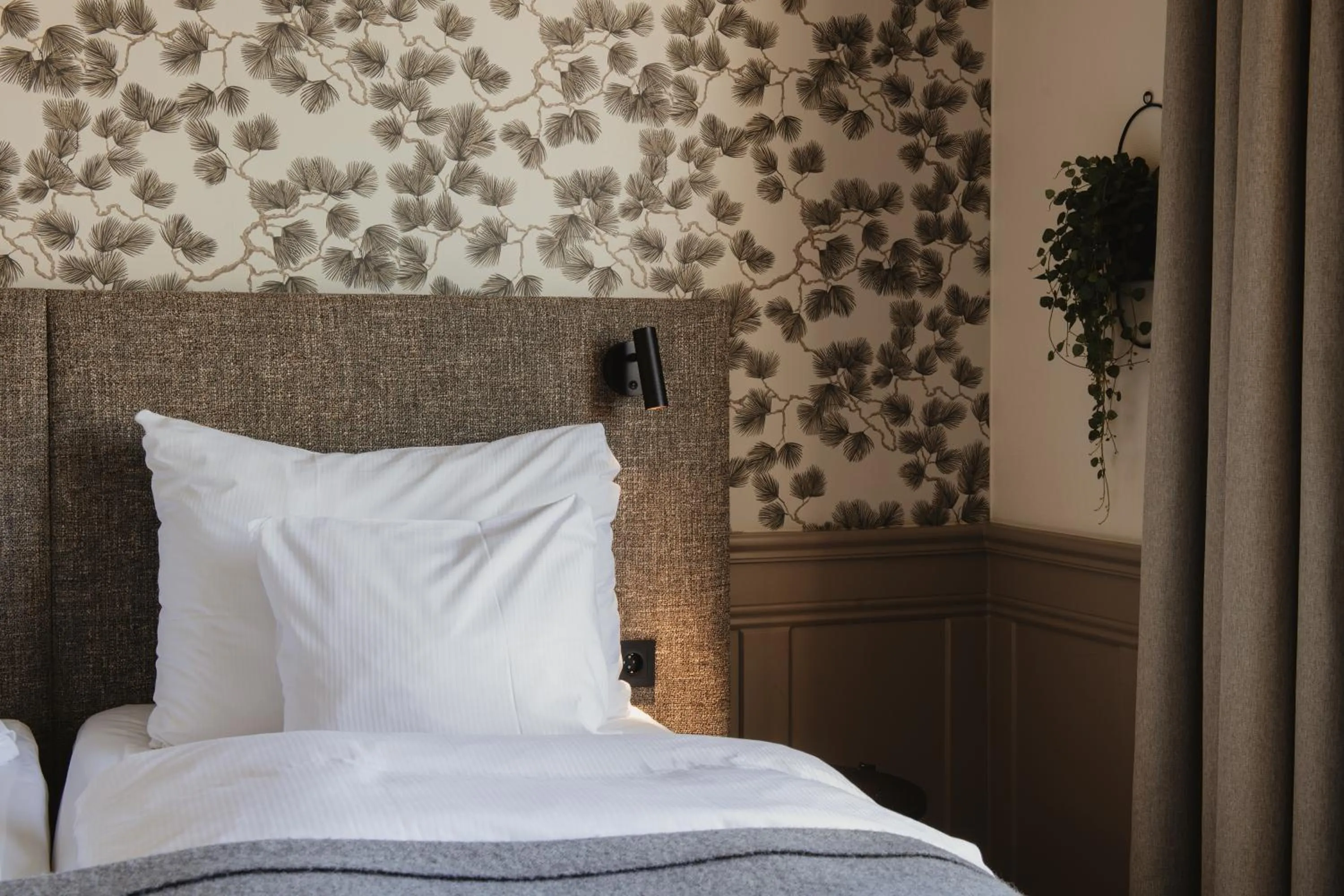 Bedroom, Bed in Home Hotel Post