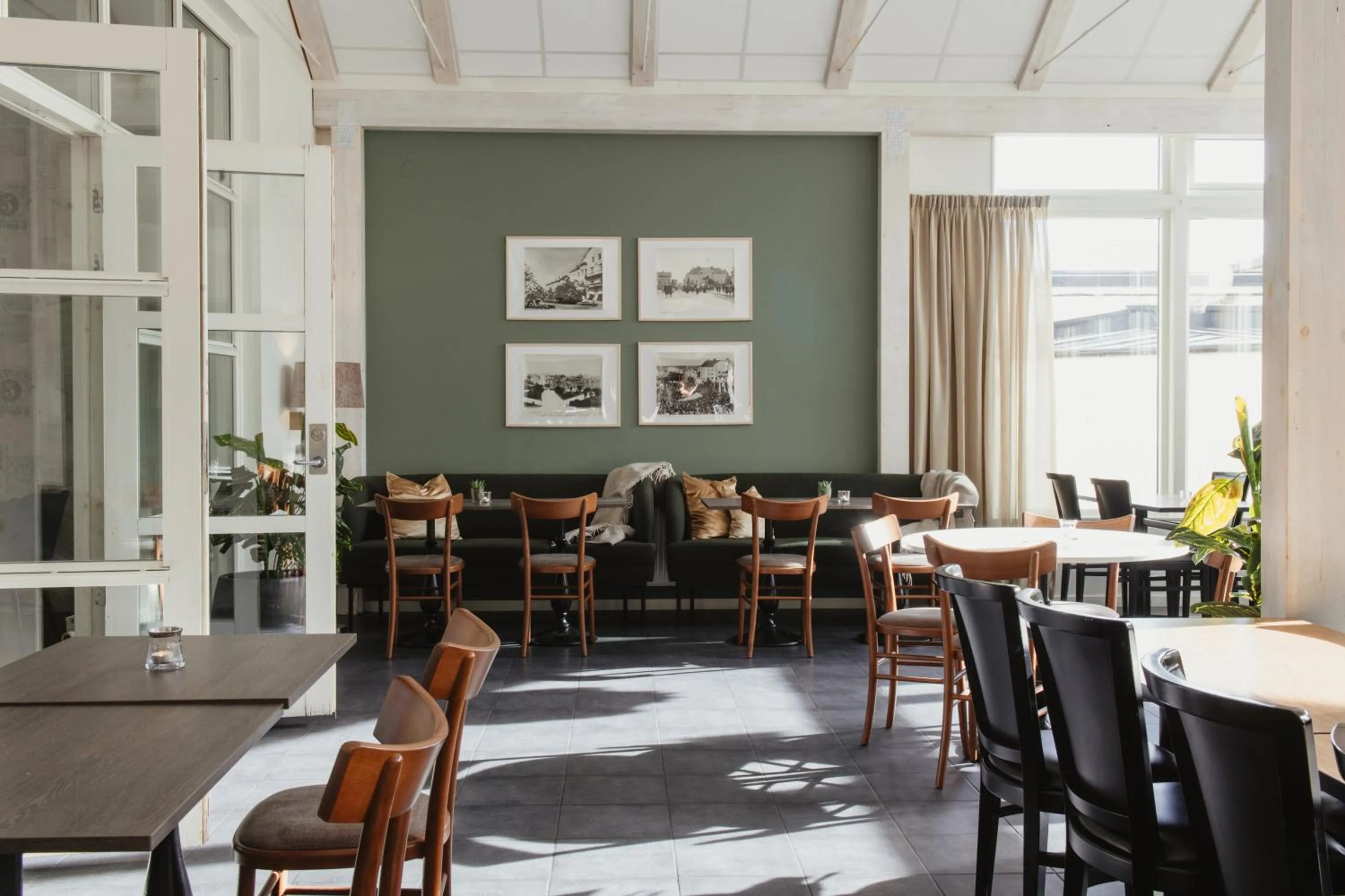 Restaurant/places to eat in Home Hotel Post