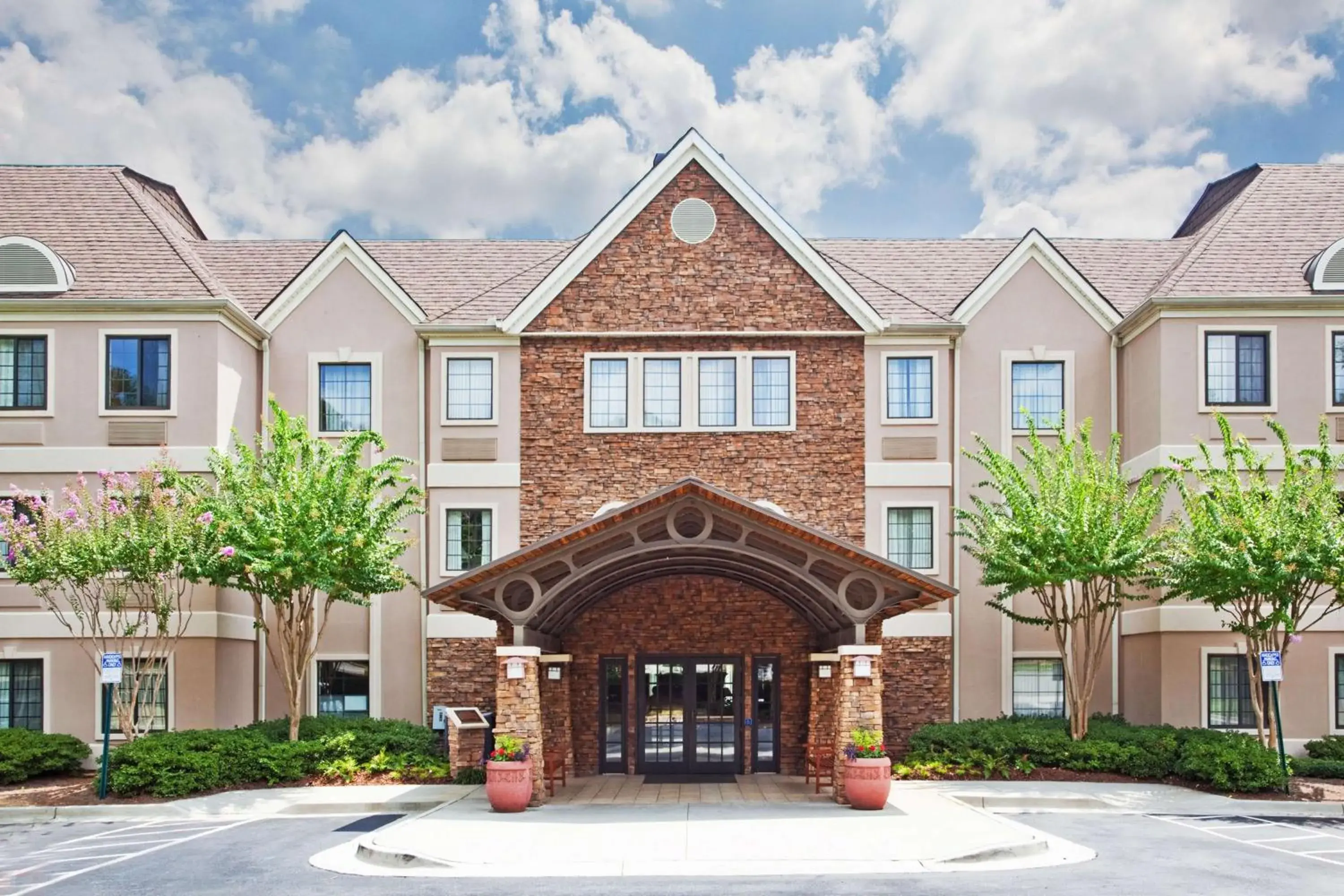 Property building in Sonesta ES Suites Atlanta Alpharetta Avalon Property building in Sonesta ES Suites Atlanta Alpharetta Avalon