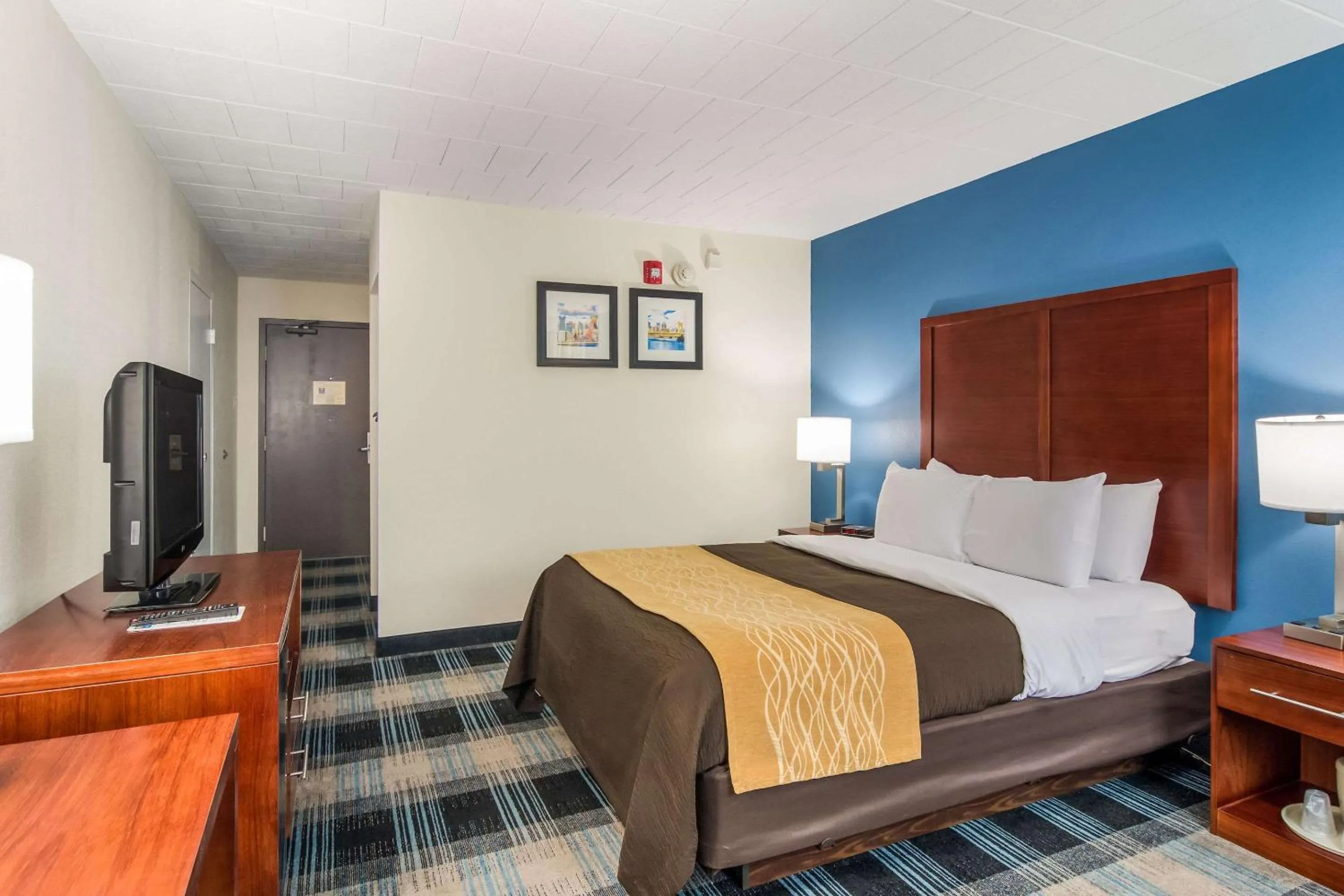 Photo of the whole room, Bed in Comfort Inn & Suites Pittsburgh Fox Chapel
