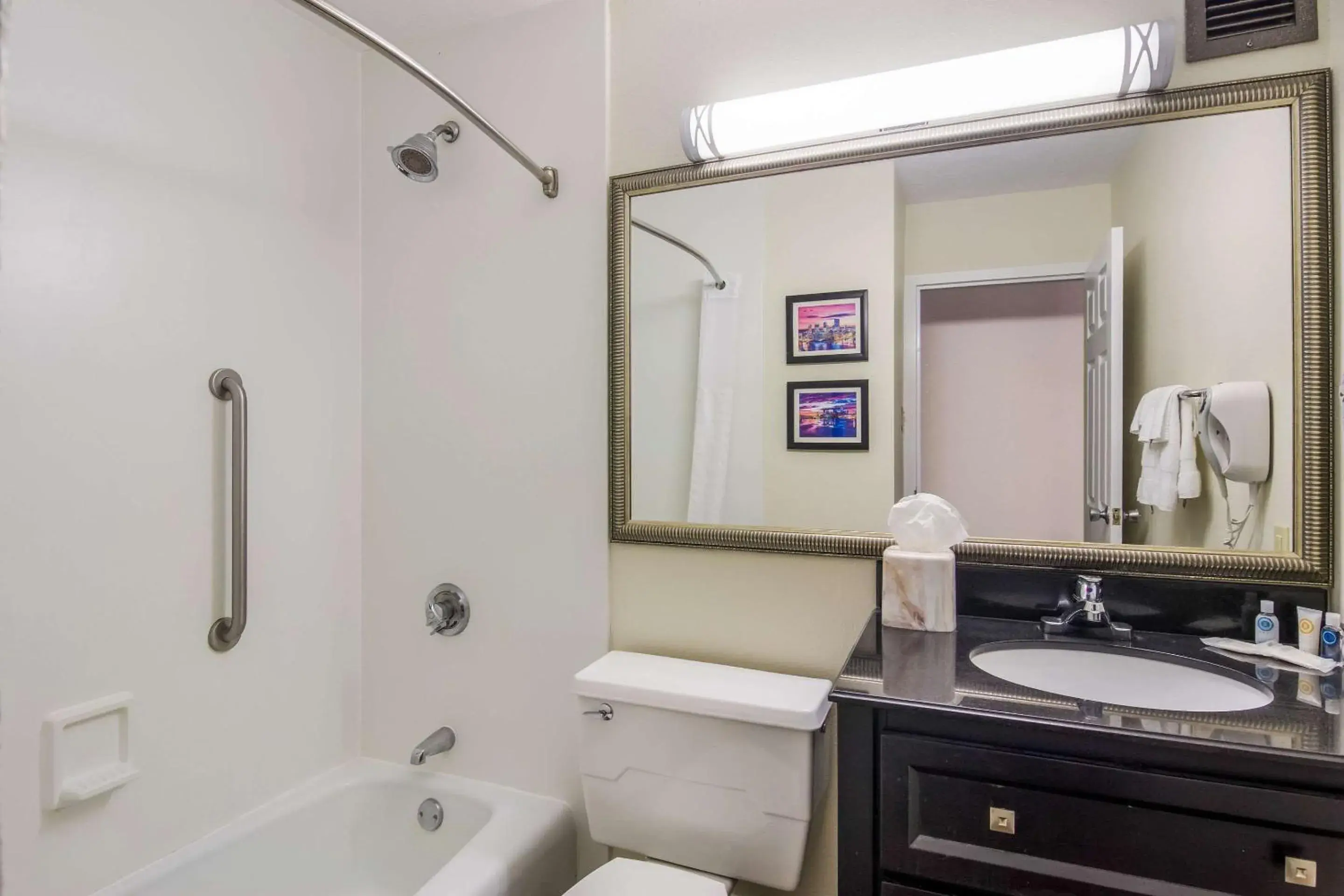 Bedroom in Comfort Inn & Suites Pittsburgh Fox Chapel Bedroom in Comfort Inn & Suites Pittsburgh Fox Chapel