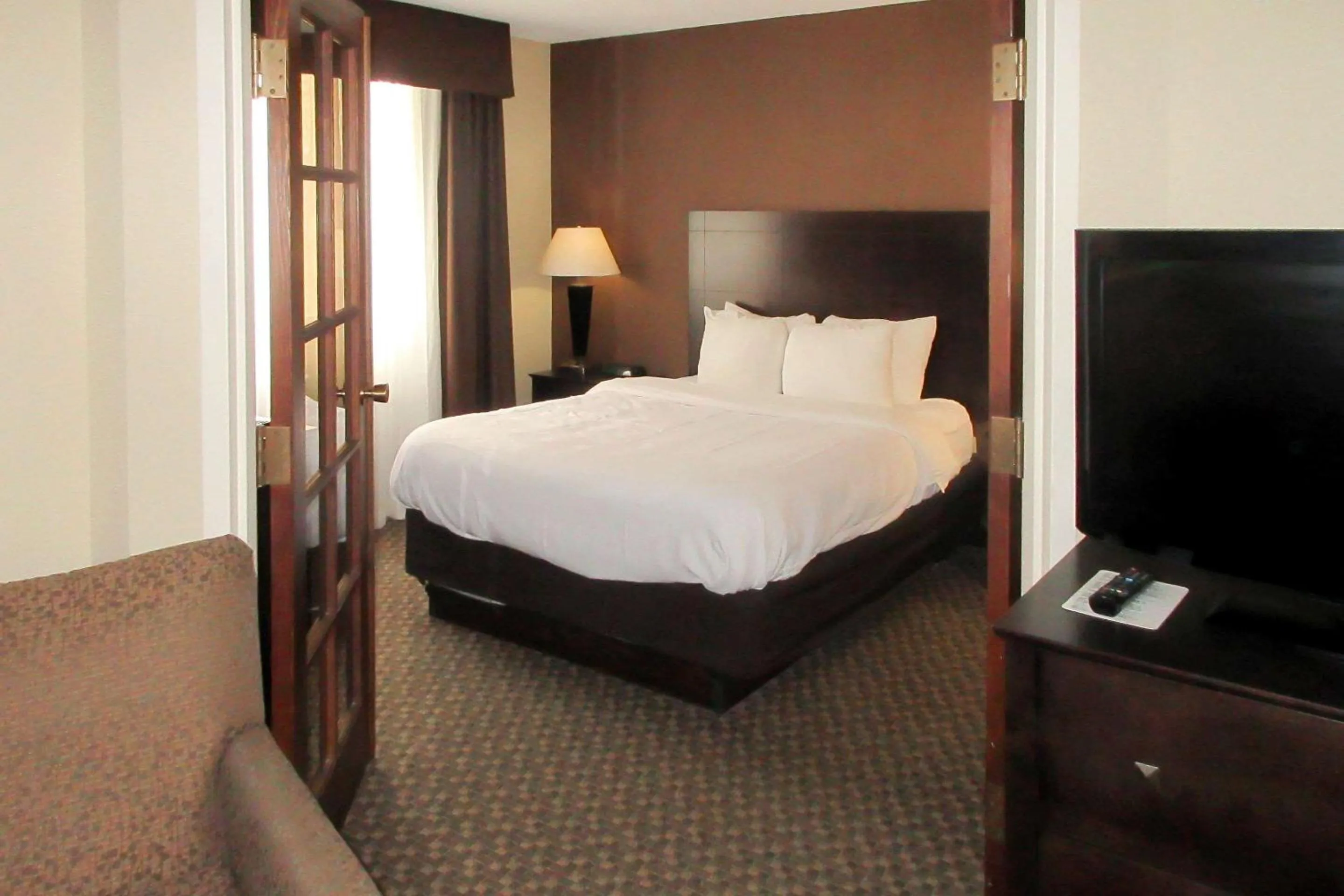 Bedroom, Bed in Comfort Inn & Suites Pittsburgh Fox Chapel