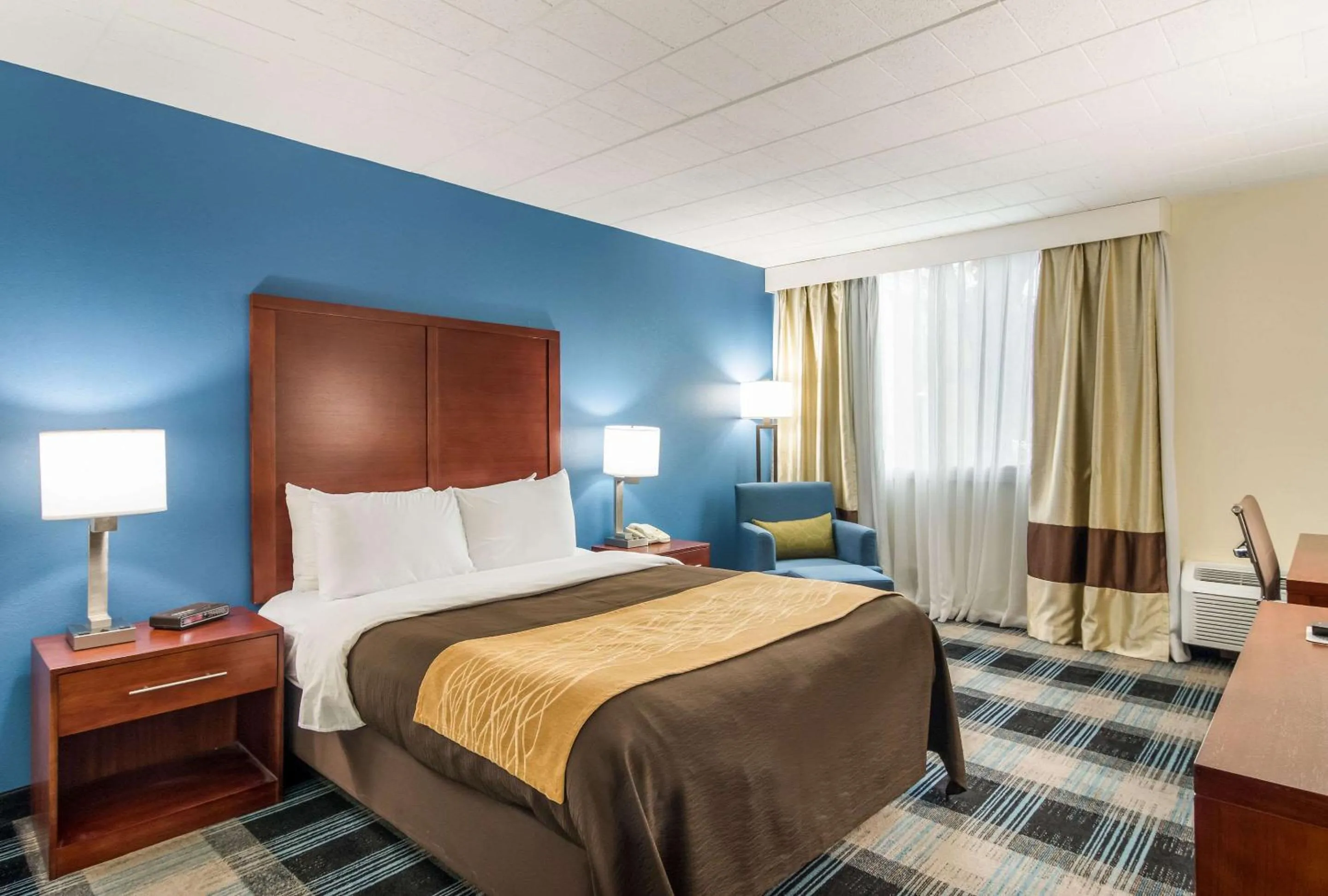 Photo of the whole room, Bed in Comfort Inn & Suites Pittsburgh Fox Chapel