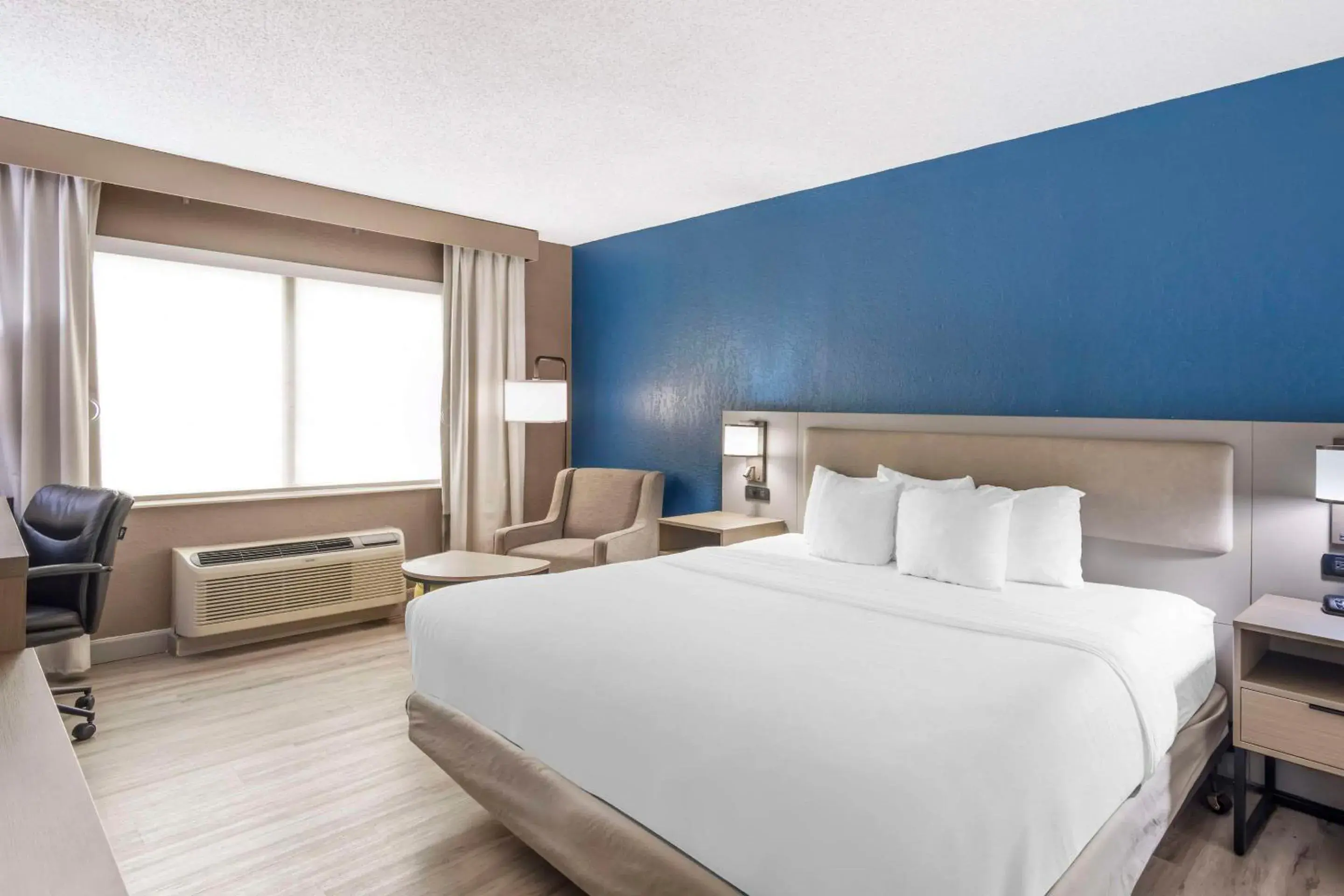 Bedroom, Bed in Comfort Inn Alpharetta-Atlanta North Bedroom, Bed in Comfort Inn Alpharetta-Atlanta North