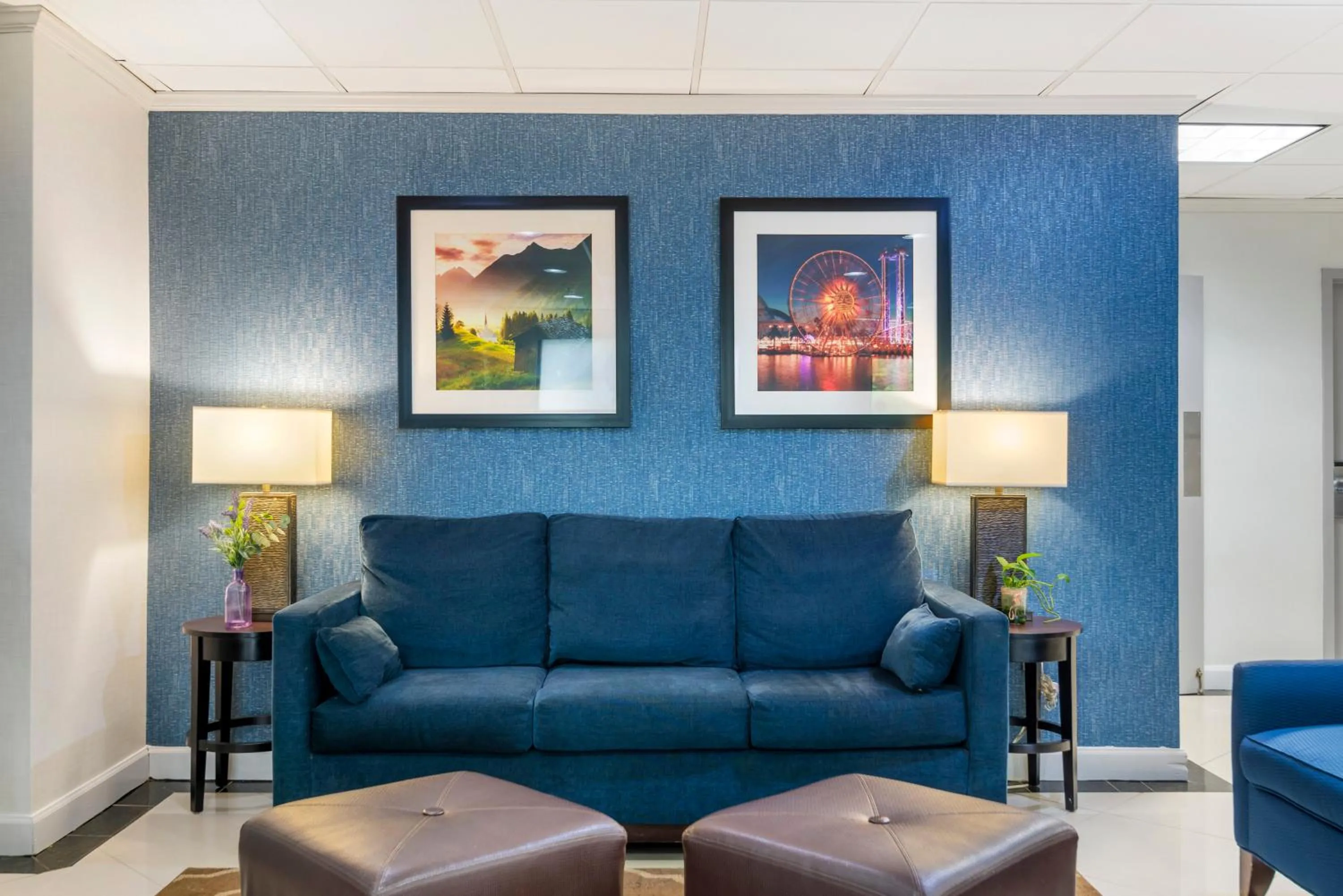 Seating area in Comfort Inn Alpharetta-Atlanta North