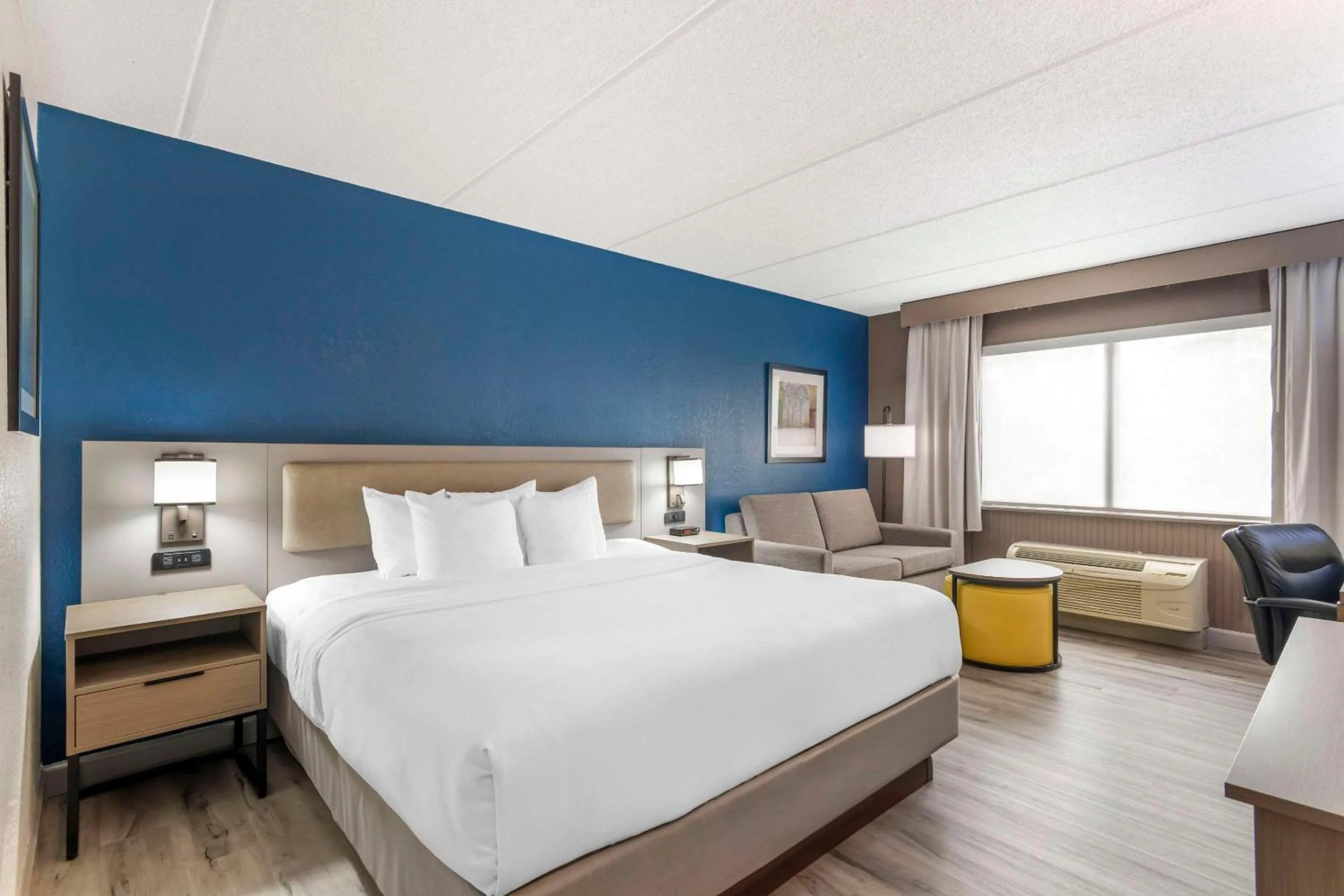 Bedroom, Bed in Comfort Inn Alpharetta-Atlanta North