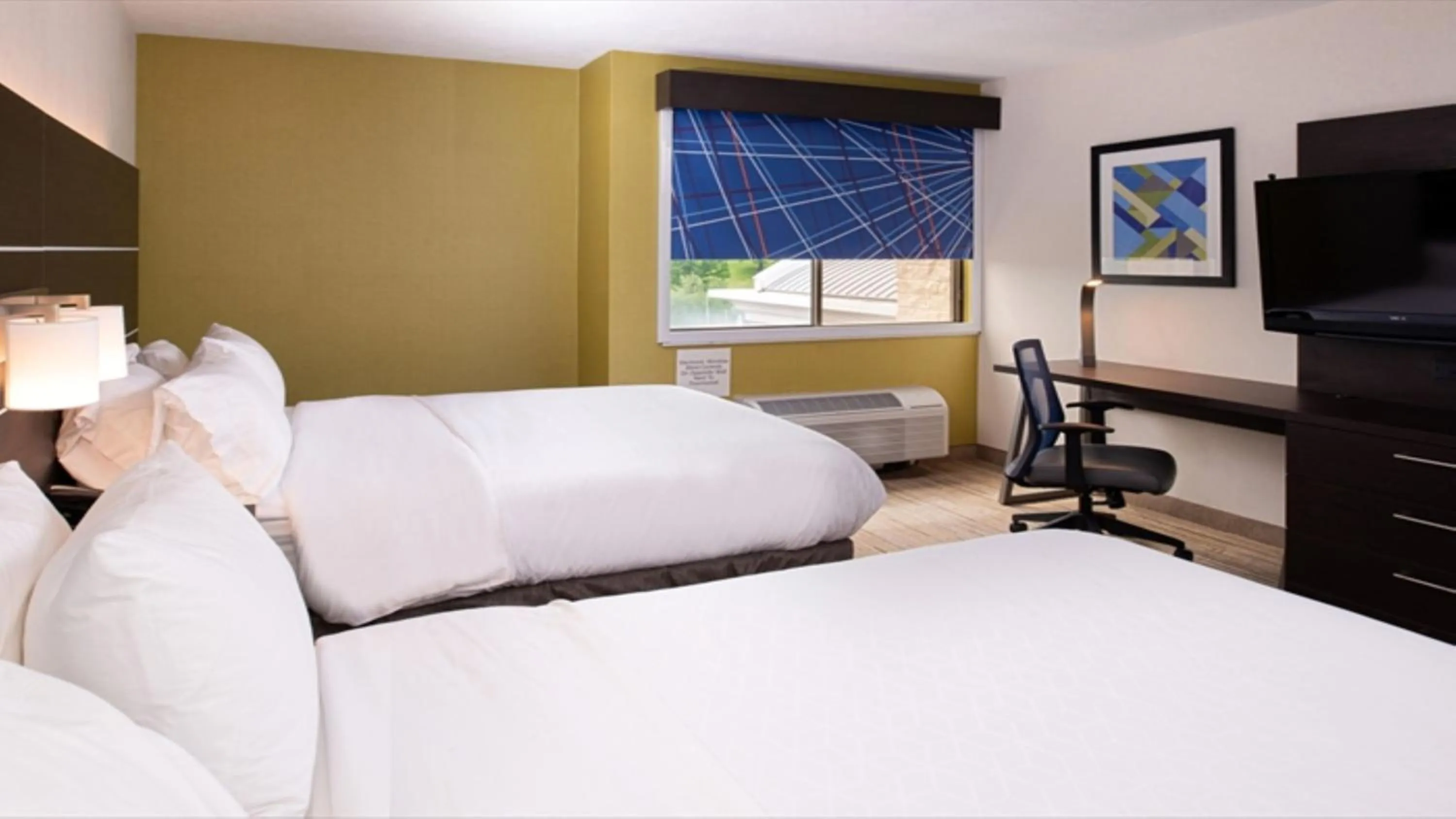 Photo of the whole room, Bed in Holiday Inn Express Cincinnati West by IHG