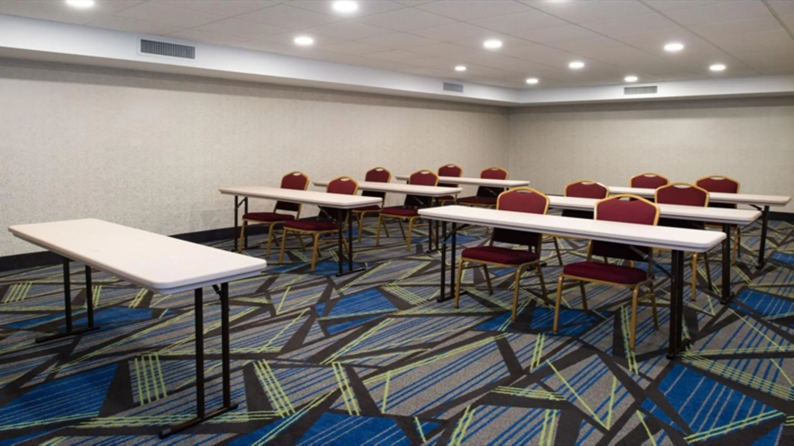 Meeting/conference room in Holiday Inn Express Cincinnati West by IHG