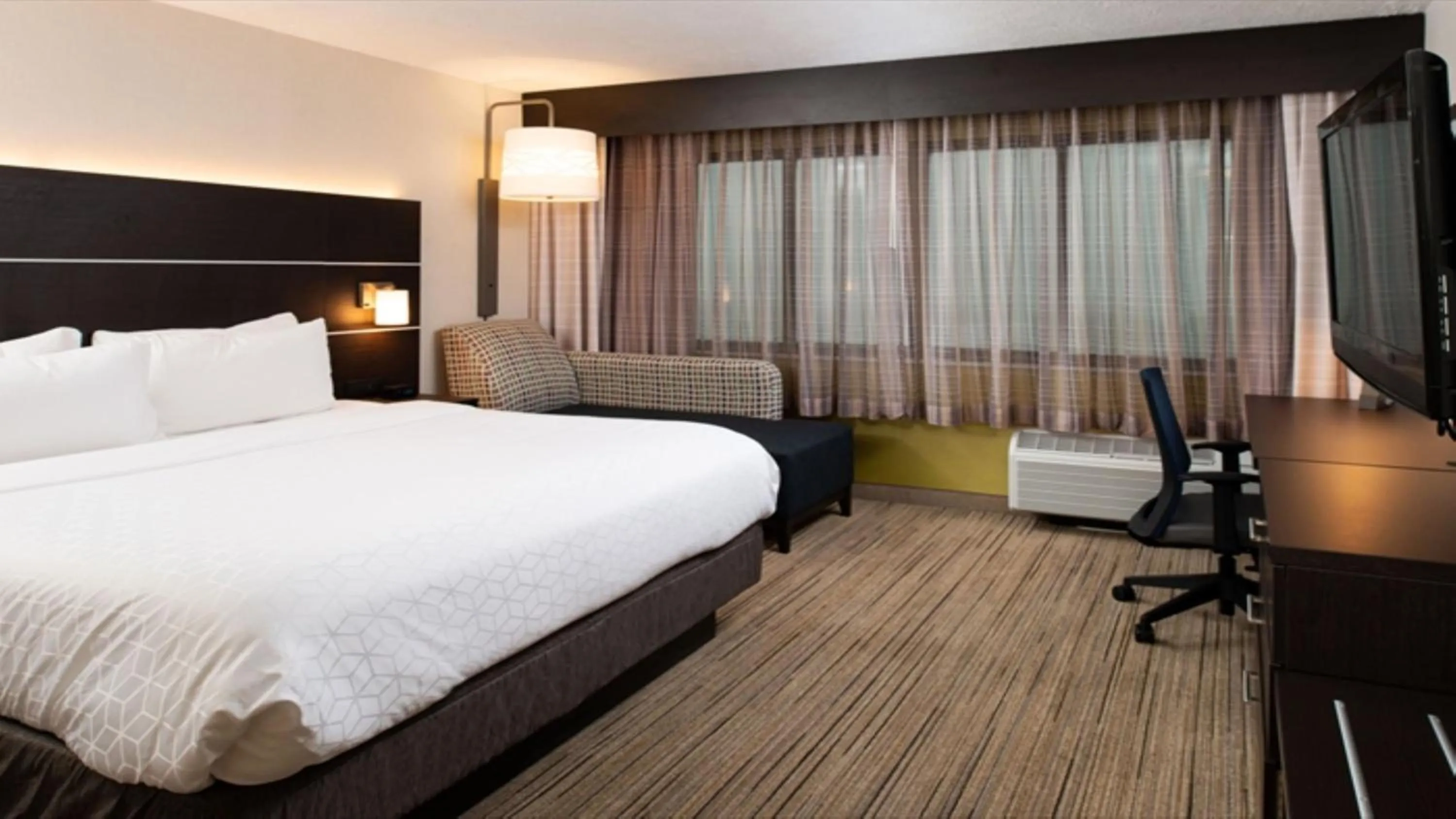 Photo of the whole room, Bed in Holiday Inn Express Cincinnati West by IHG