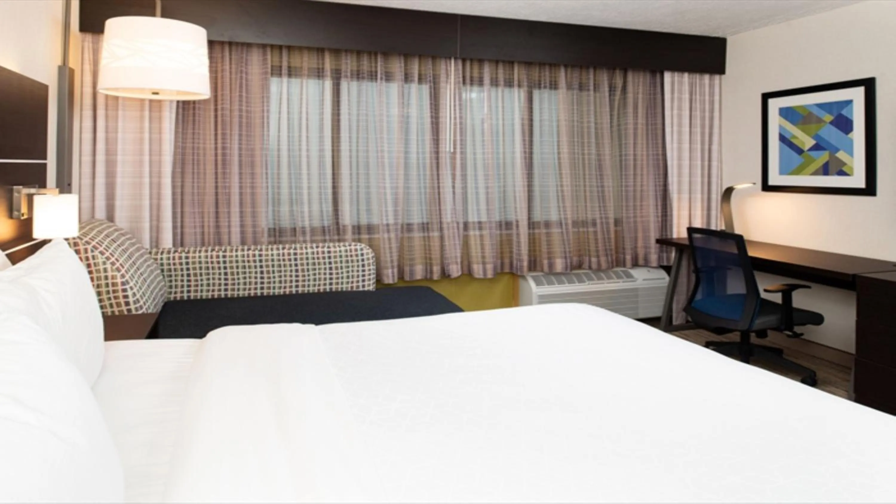 Photo of the whole room, Bed in Holiday Inn Express Cincinnati West by IHG