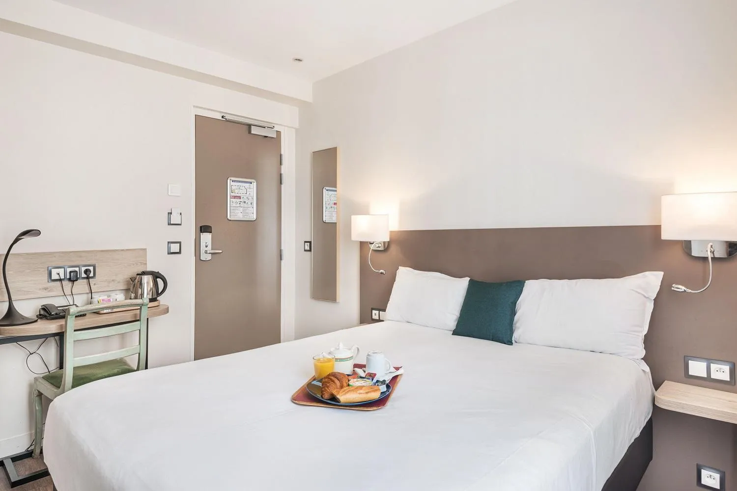 Photo of the whole room, Bed in Courcelles Médéric