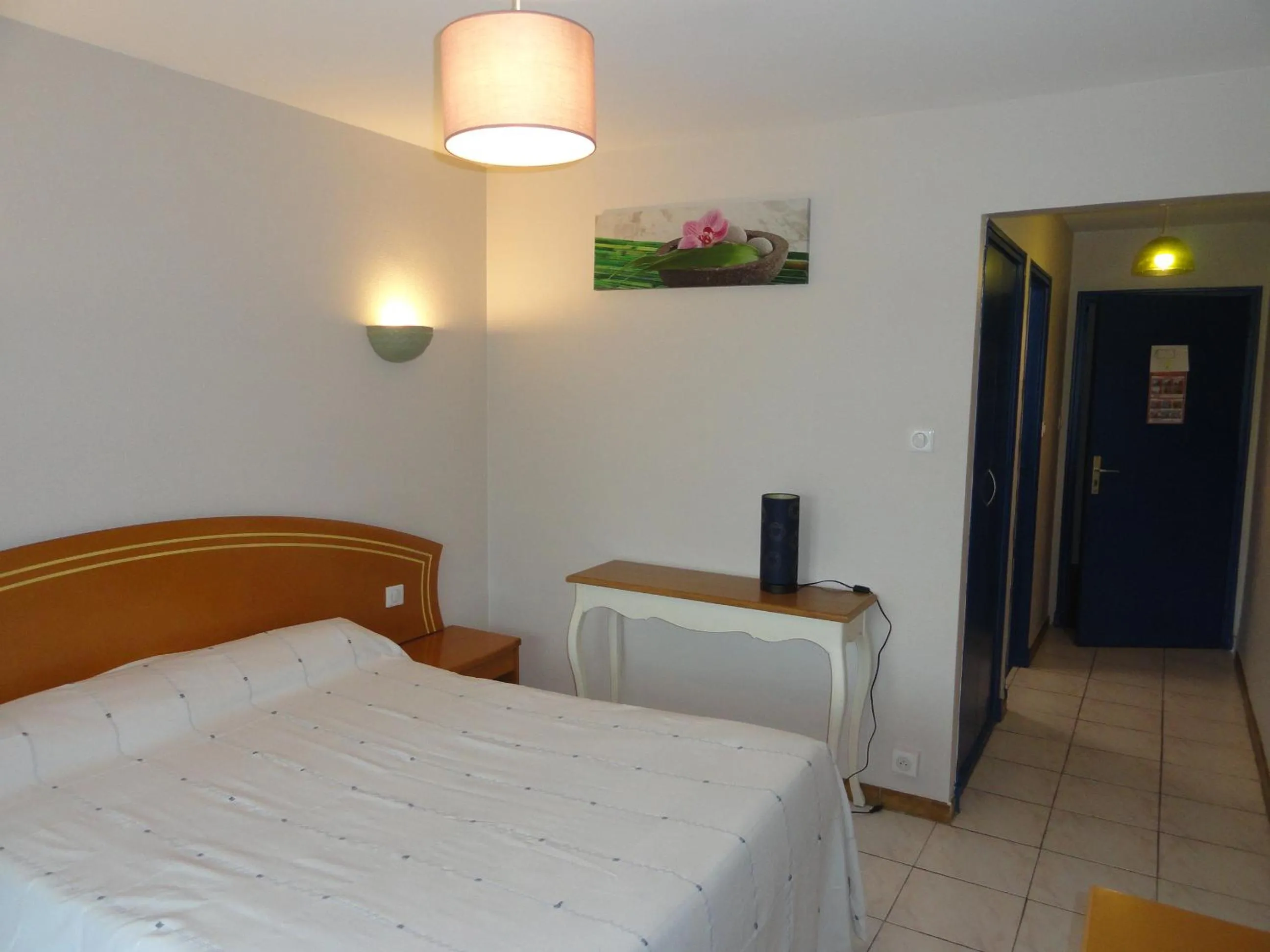 Photo of the whole room, Bed in Hotel de l'île