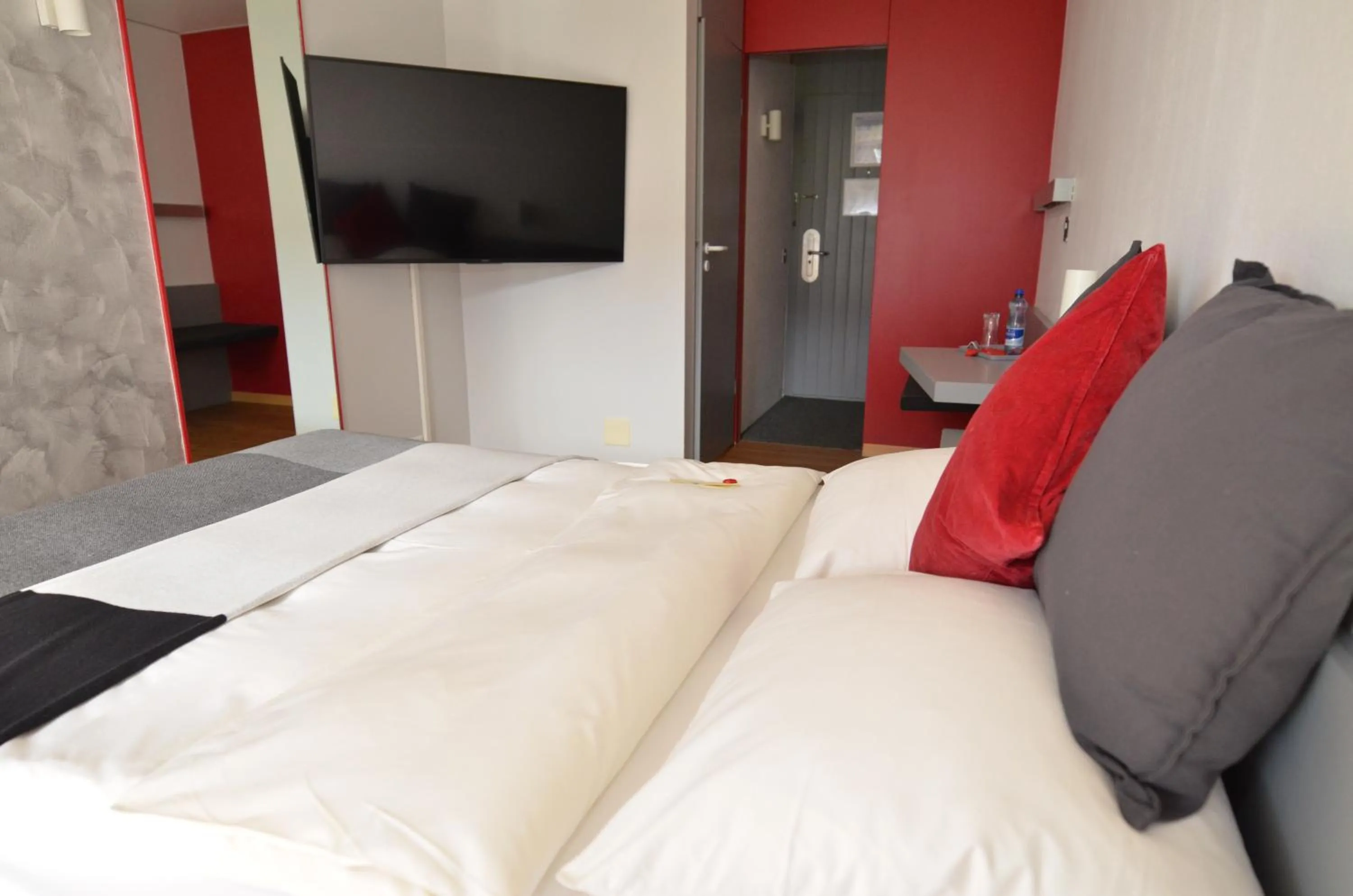 Bedroom, Bed in Hotel Egerkingen, idealer Zwischenstopp