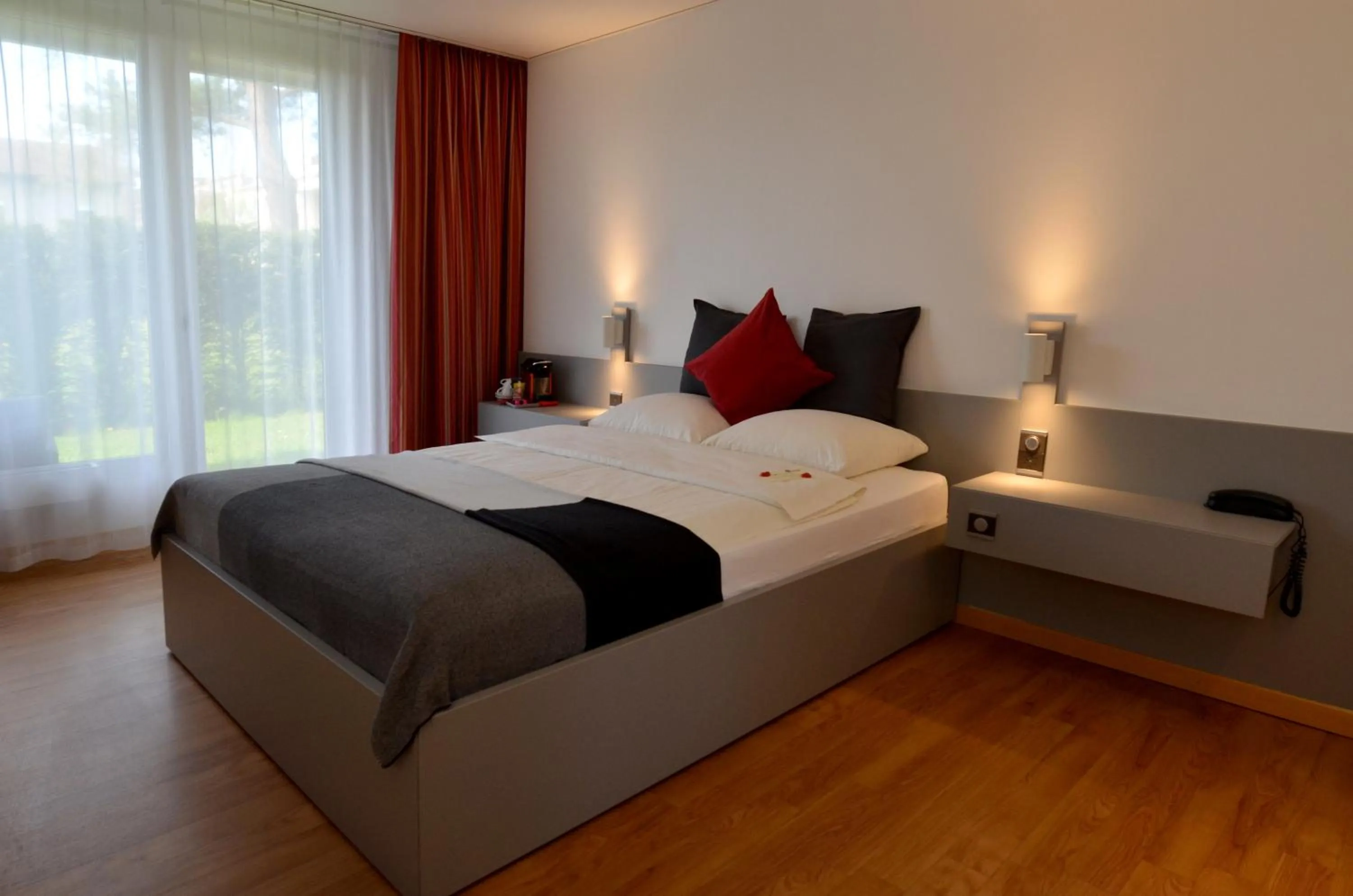 Bedroom, Bed in Hotel Egerkingen, idealer Zwischenstopp