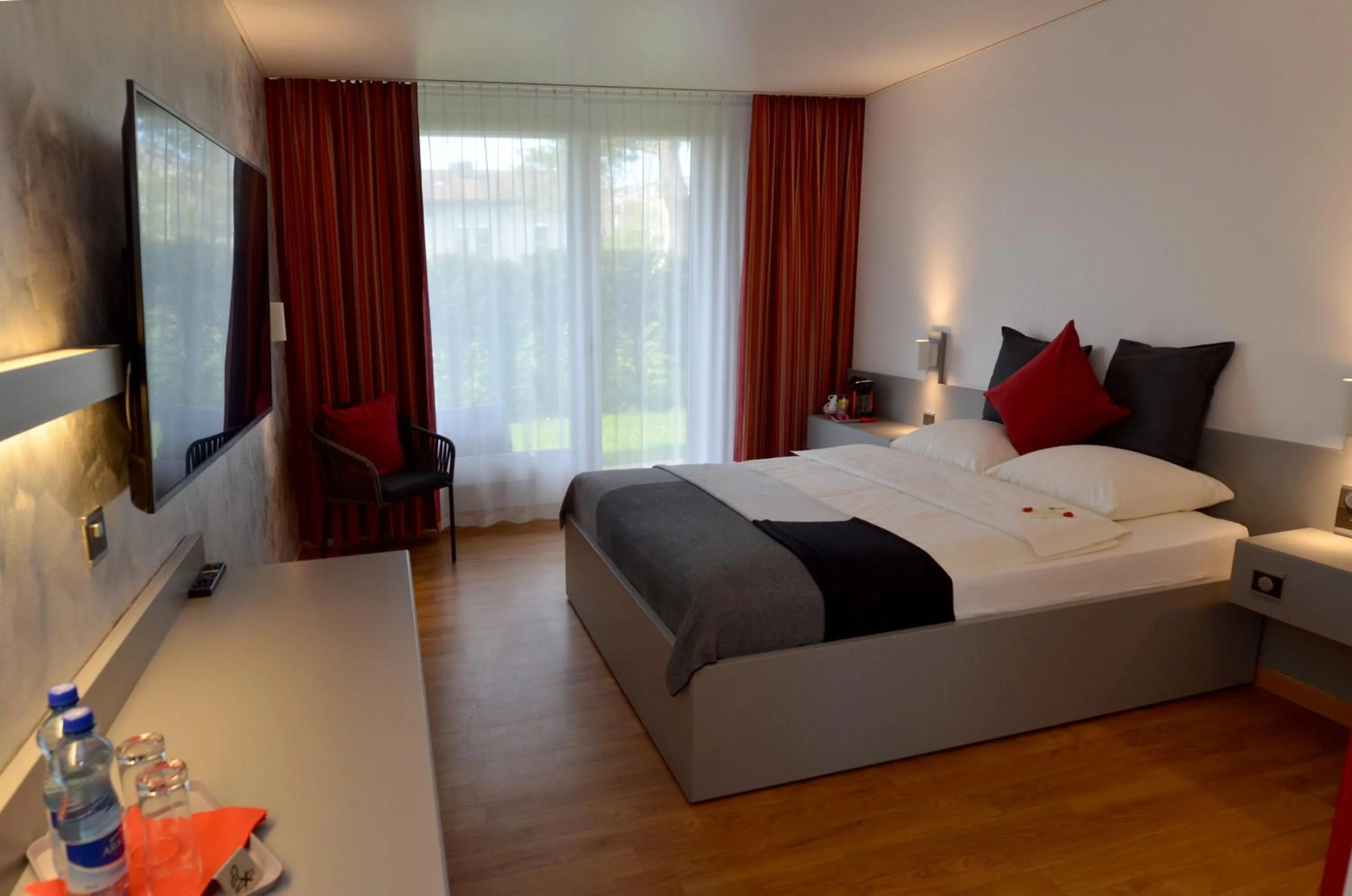 Bedroom, Bed in Hotel Egerkingen, idealer Zwischenstopp