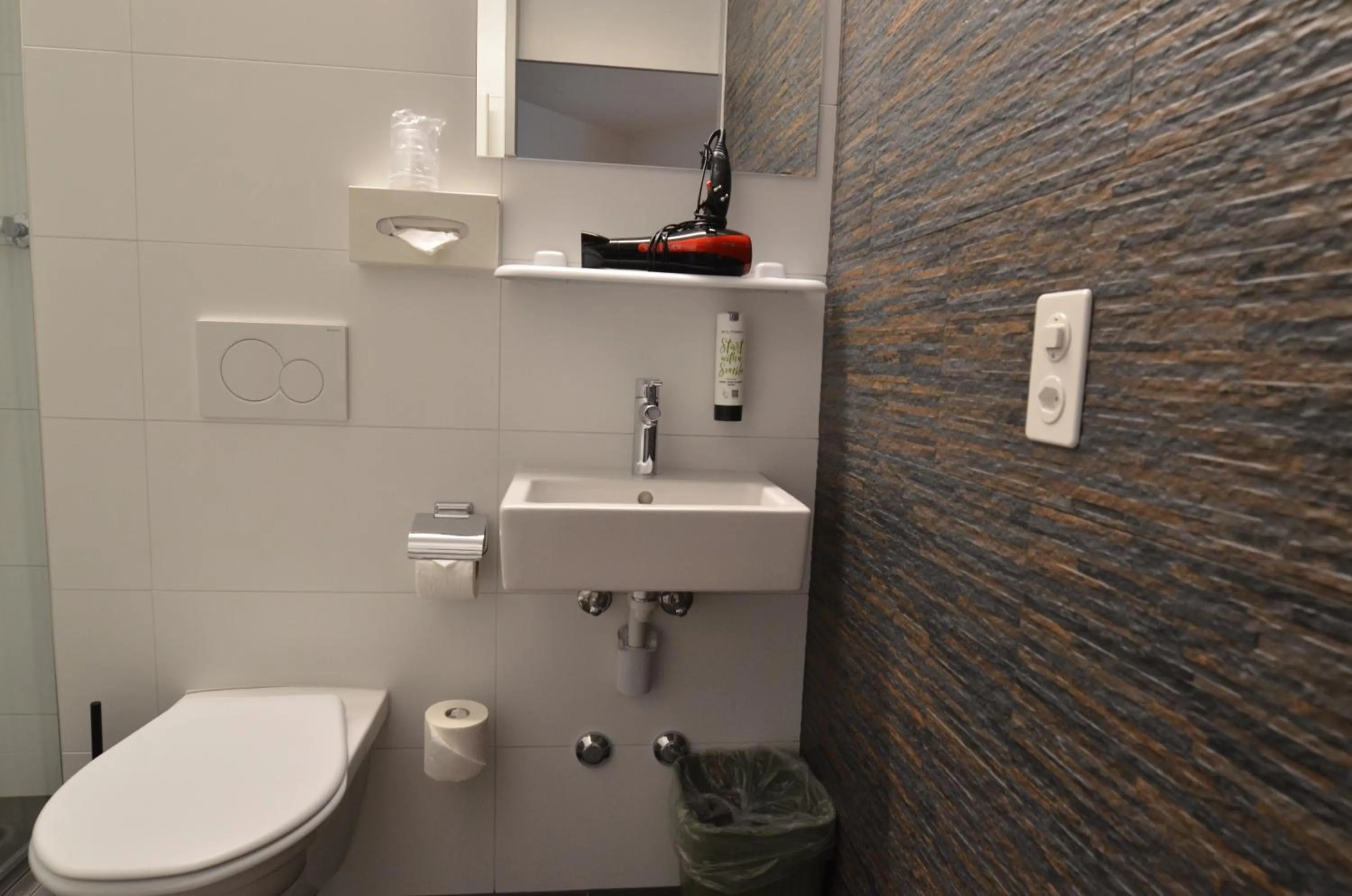 Bathroom in Hotel Egerkingen, idealer Zwischenstopp