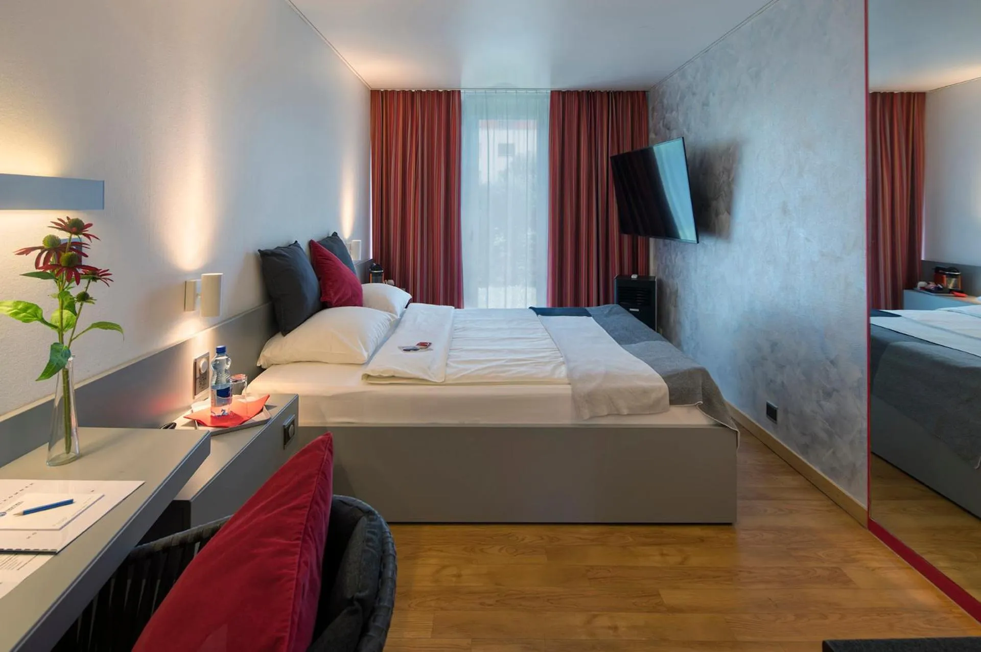 Bedroom, Bed in Hotel Egerkingen, idealer Zwischenstopp