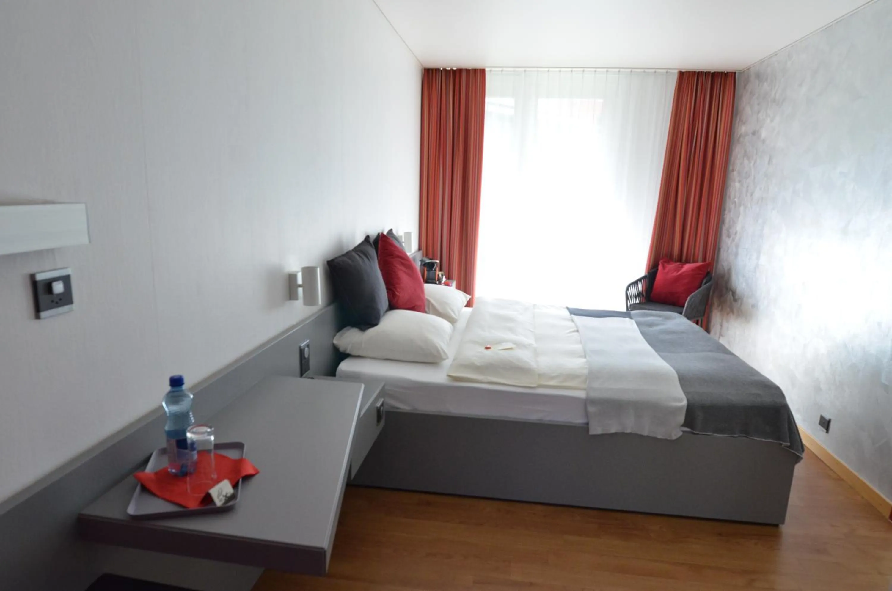 Bedroom, Bed in Hotel Egerkingen, idealer Zwischenstopp