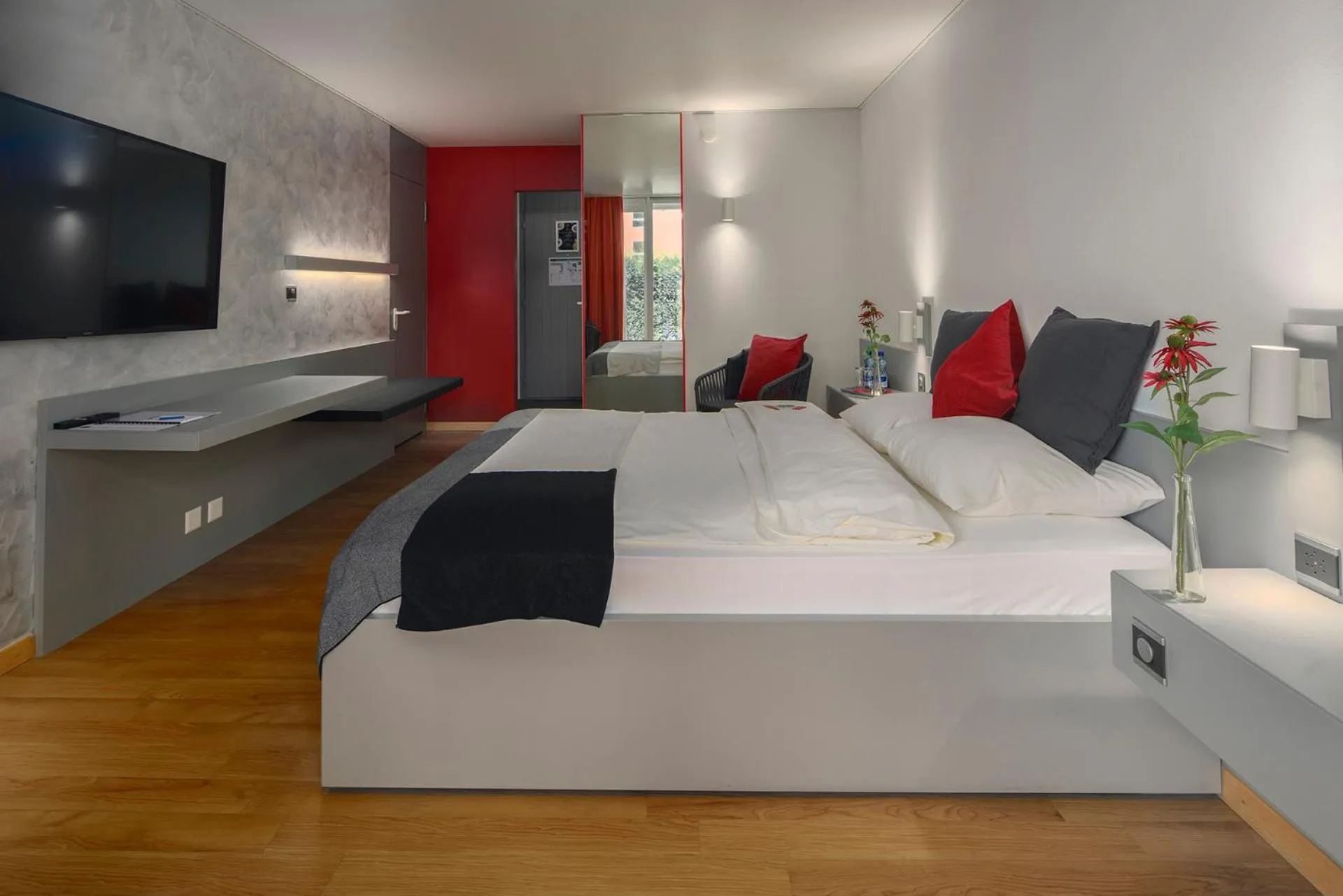 Photo of the whole room, Bed in Hotel Egerkingen, idealer Zwischenstopp