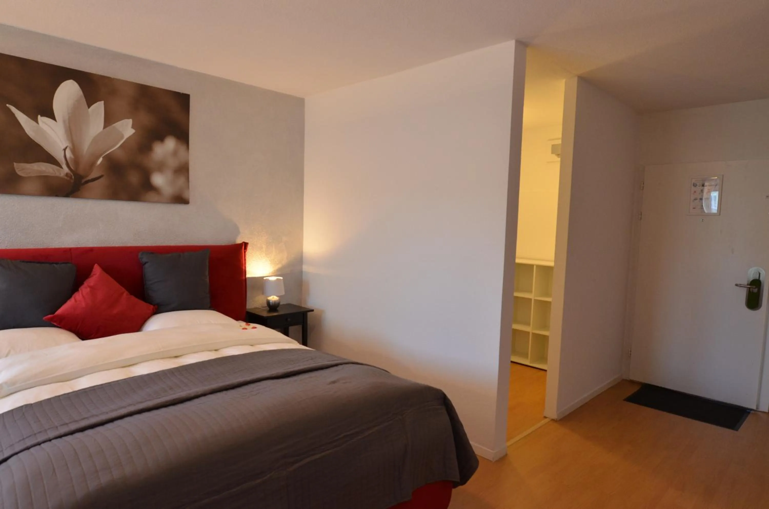 Bedroom, Bed in Hotel Egerkingen, idealer Zwischenstopp