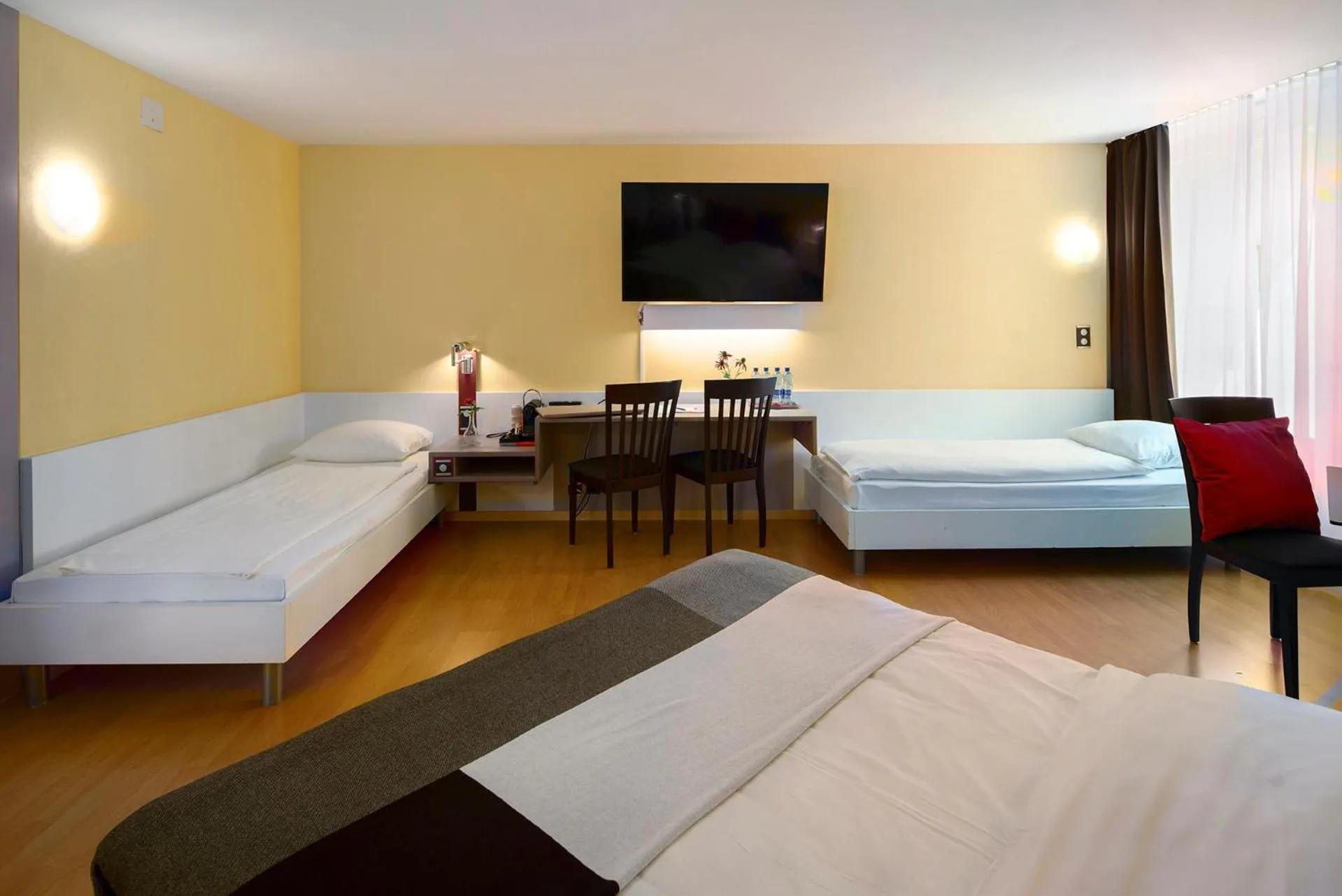 Photo of the whole room, Bed in Hotel Egerkingen, idealer Zwischenstopp