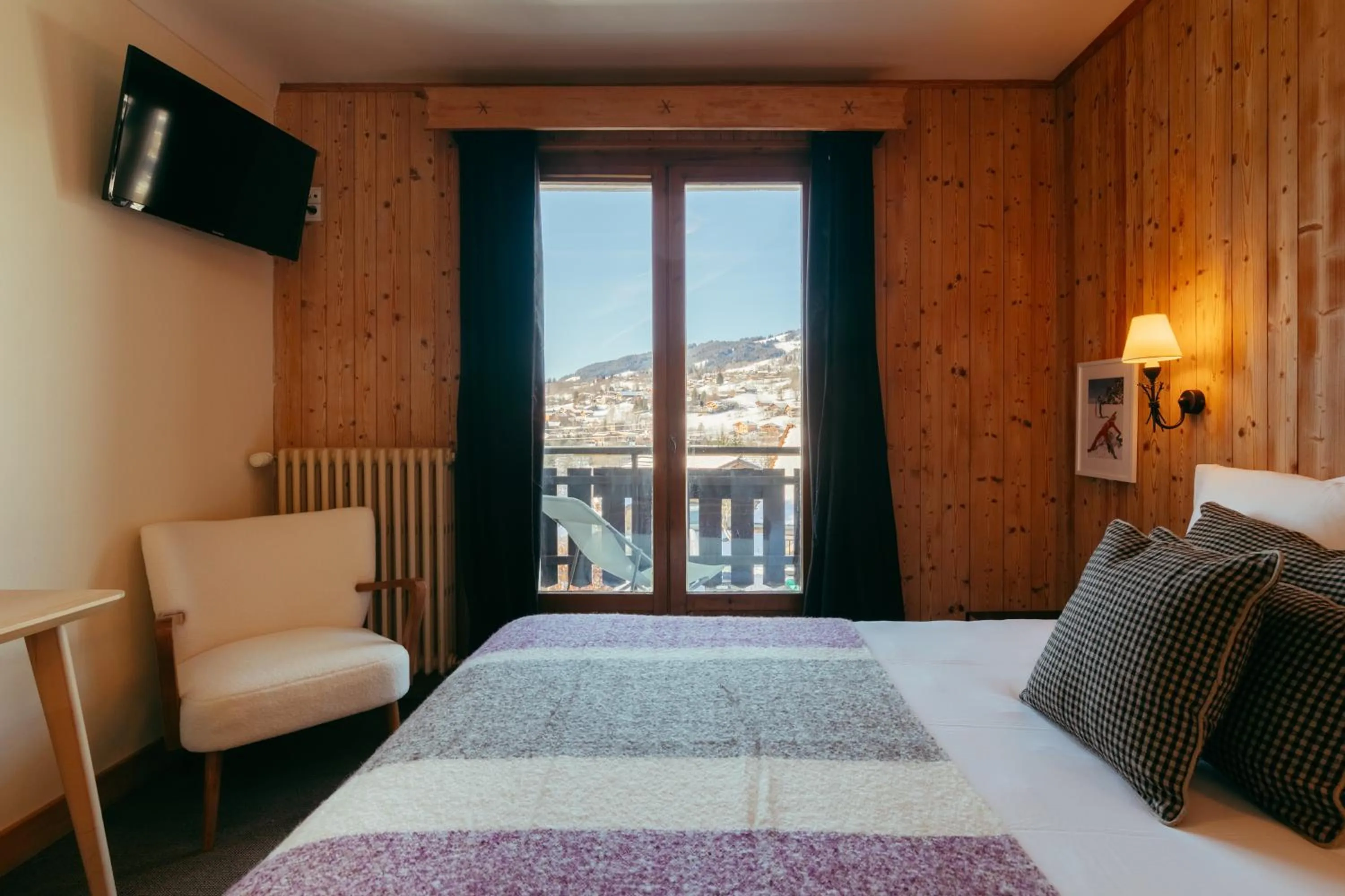 Photo of the whole room, Bed in Hôtel Le Caprice Des Neiges Combloux