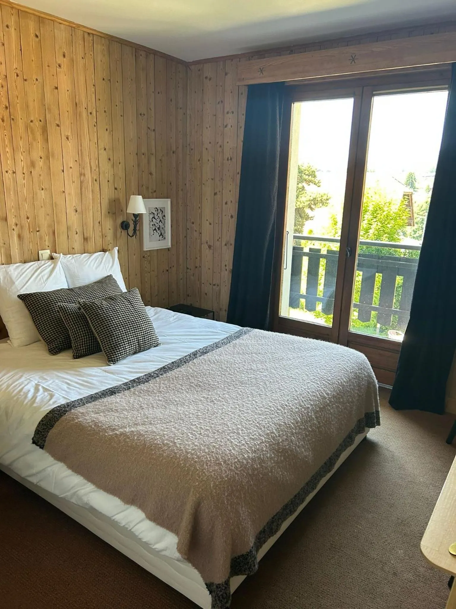 Photo of the whole room, Bed in Hôtel Le Caprice Des Neiges Combloux