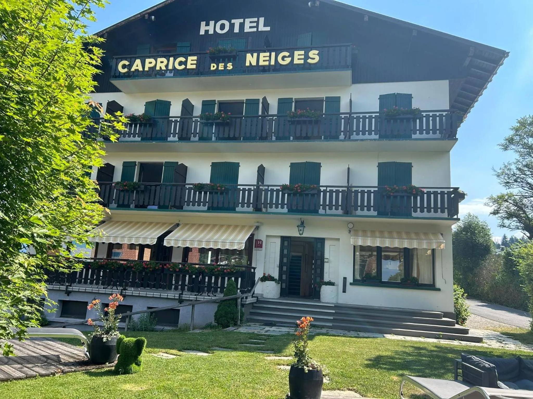 Garden in Hôtel Le Caprice Des Neiges Combloux