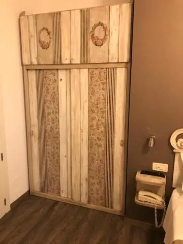 wardrobe in Hotel Villa Esedra