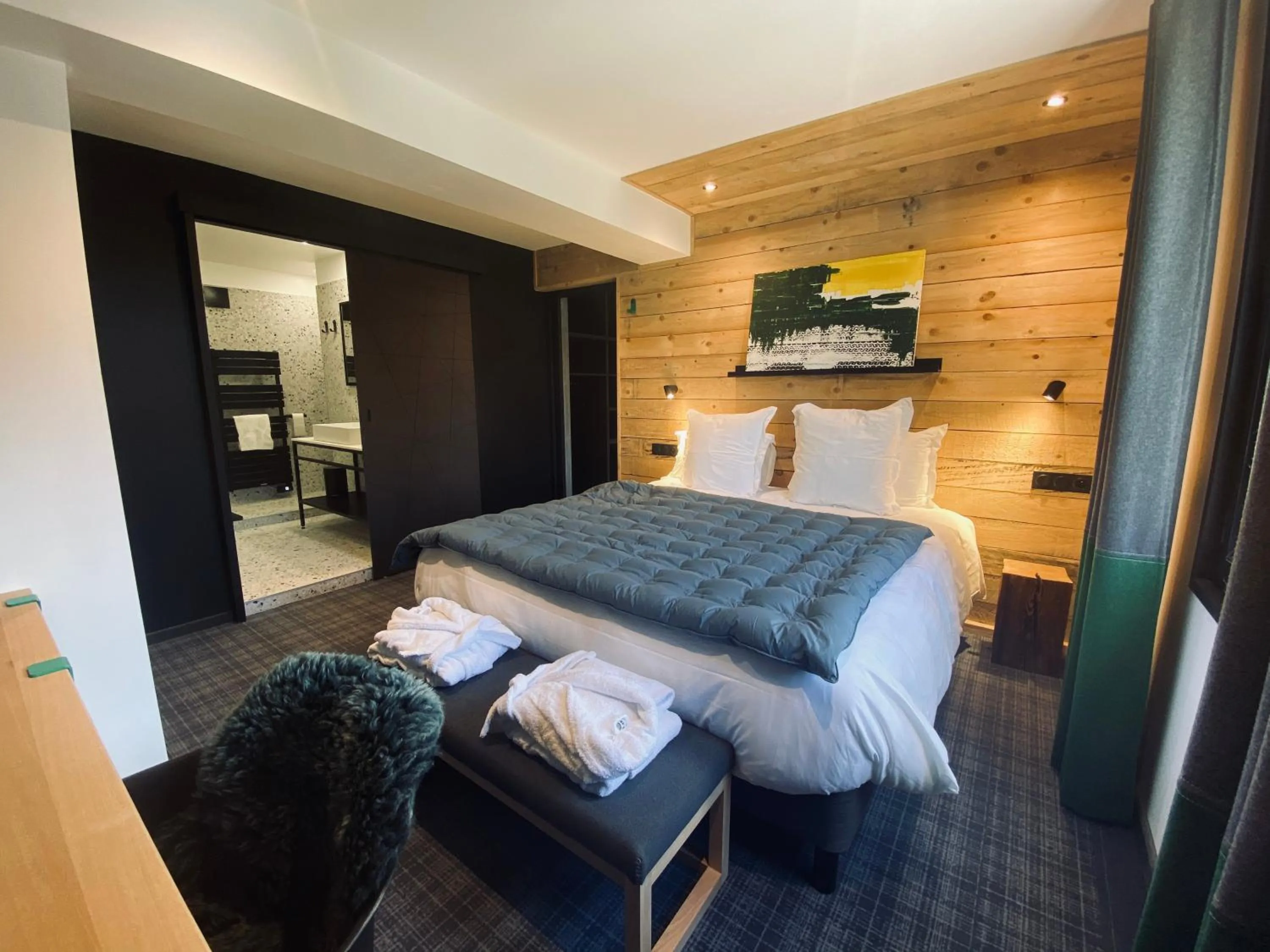 Bedroom, Bed in Hôtel 16 | 150 Montagne & Spa Nuxe